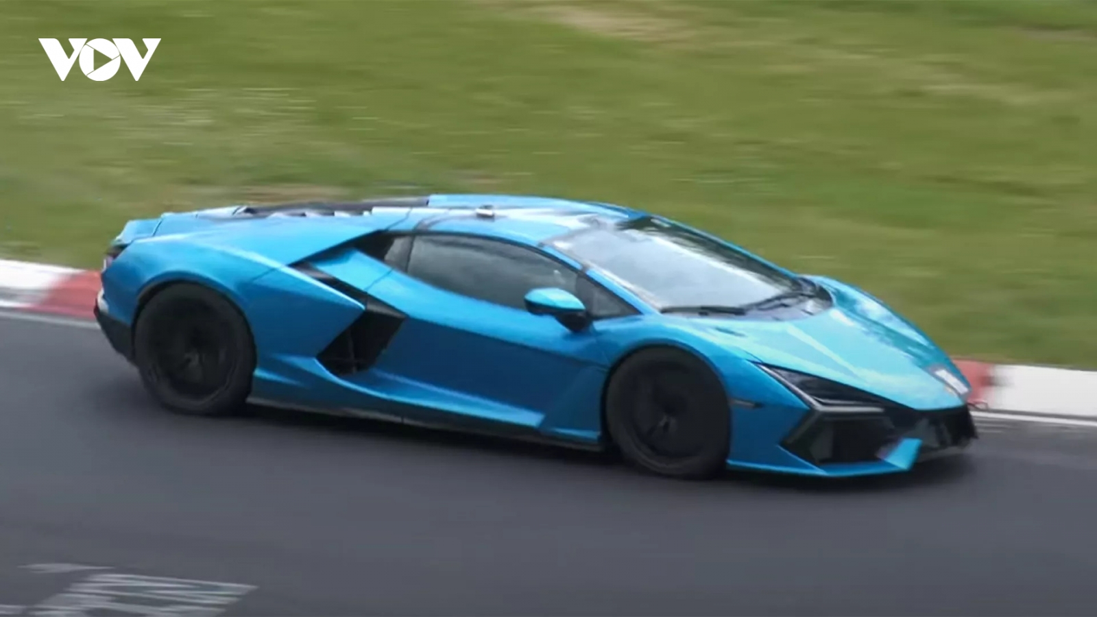 Video siêu phẩm Lamborghini Revuelto hơn 1.000 mã lực "gào thét" trên đường đua