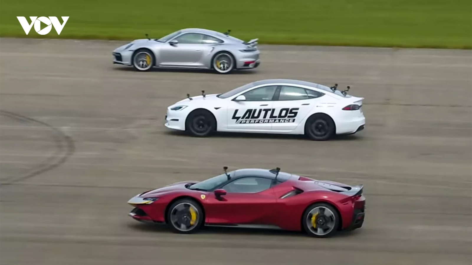 Video Tesla, Ferrari và Porsche so kè sức mạnh