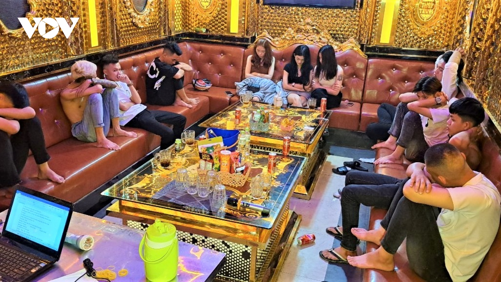 Nóng 24h: 17 thanh niên trong phòng karaoke dương tính với ma tuý