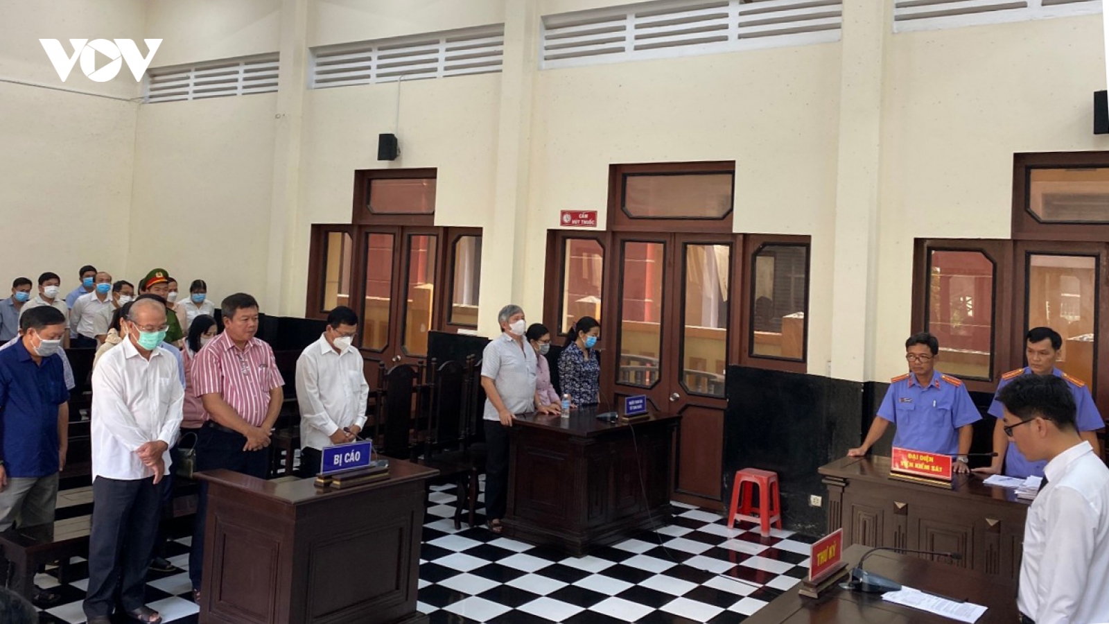 8 bị cáo nguyên cán bộ, viên chức thành phố Mỹ Tho lãnh án tù