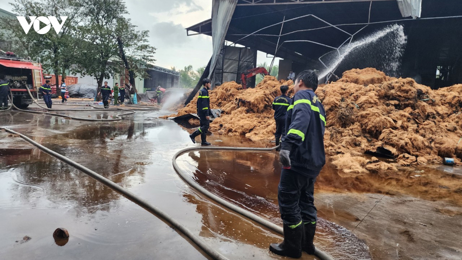Cháy cơ sở sản xuất chỉ xơ dừa ở Tiền Giang