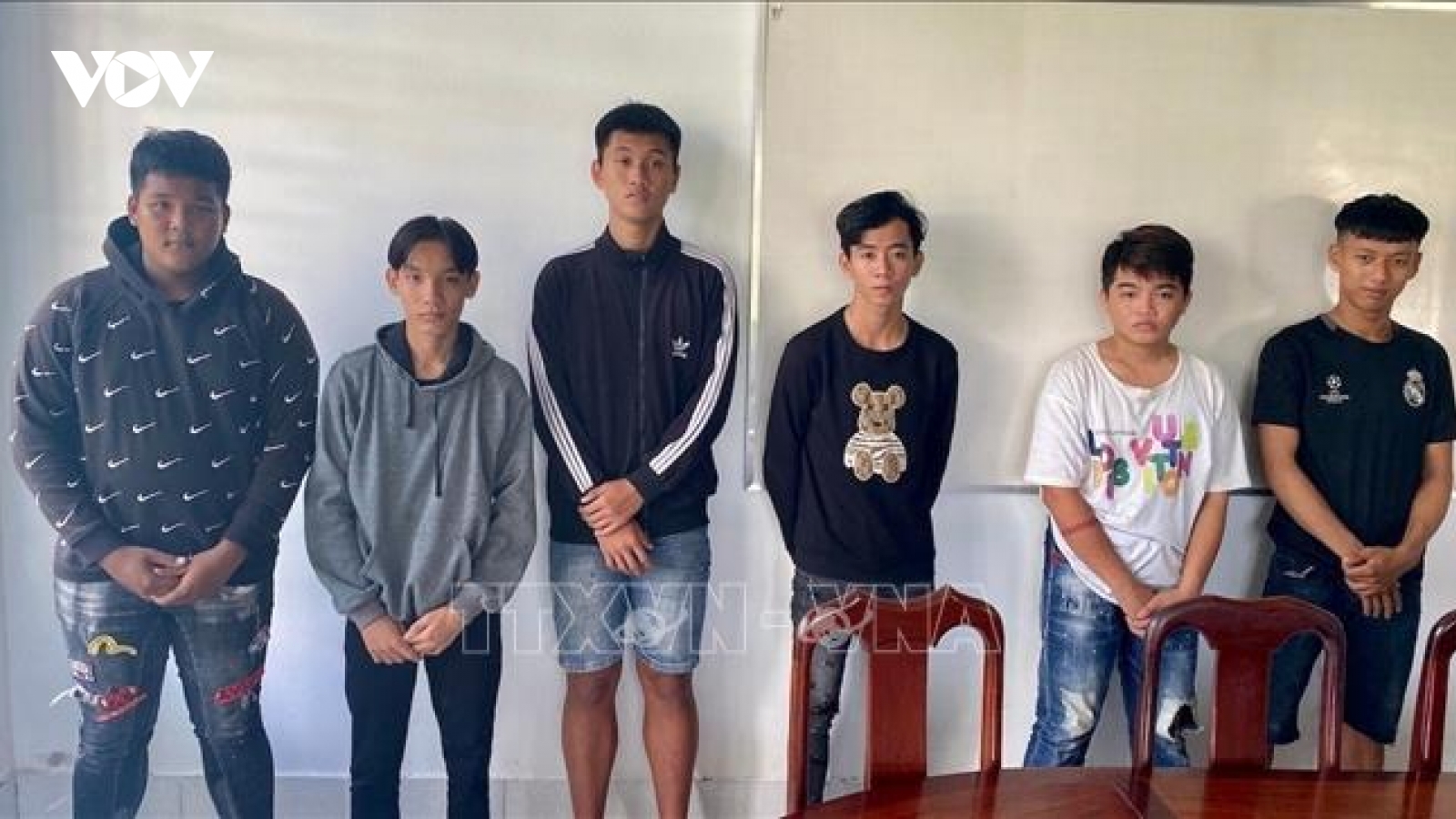 Điều tra, xử lý các đối tượng cắt hàng loạt dây treo cờ Tổ quốc