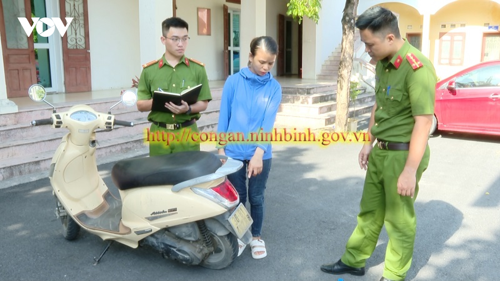 Vào tiệm vàng, nữ quái giả vờ đeo thử nhẫn rồi bỏ chạy luôn