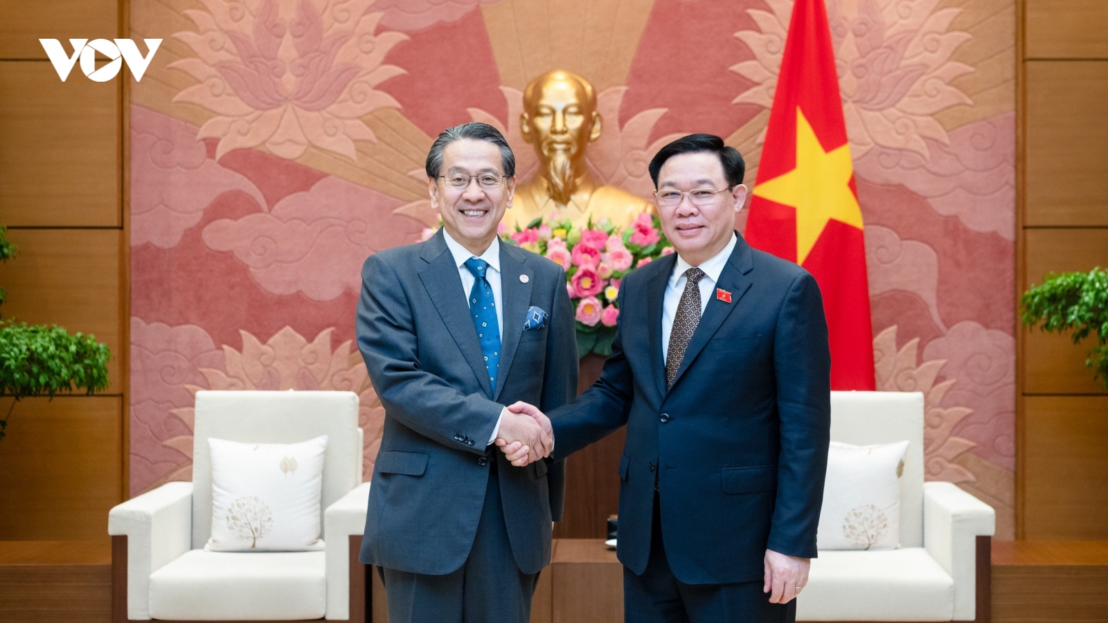 Chủ tịch Quốc hội Vương Đình Huệ tiếp Chủ tịch JBIC Maeda Tadashi