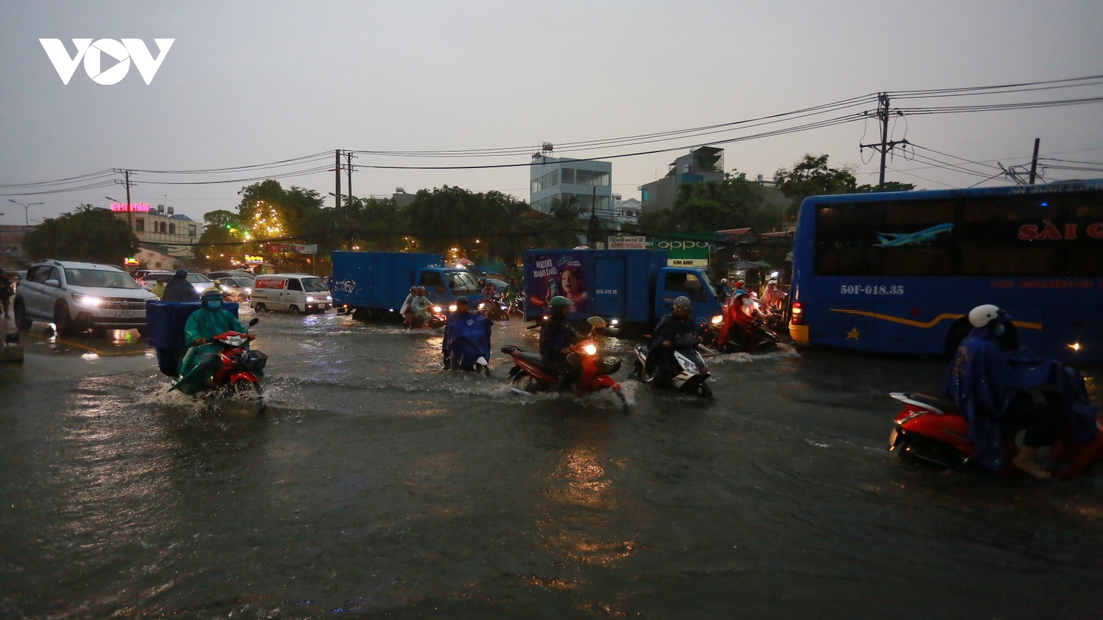 Vì sao nhiều nơi ở TP.HCM hễ mưa là ngập?