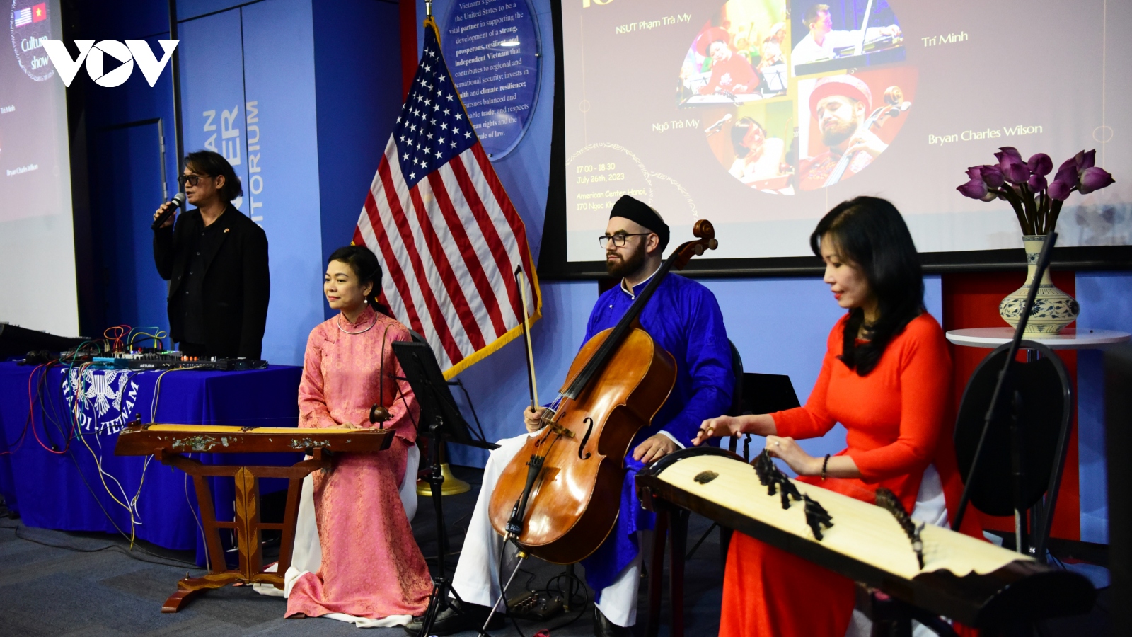 Màn biểu diễn xúc động của nghệ sĩ cello Mỹ và nghệ sĩ đàn bầu Việt Nam