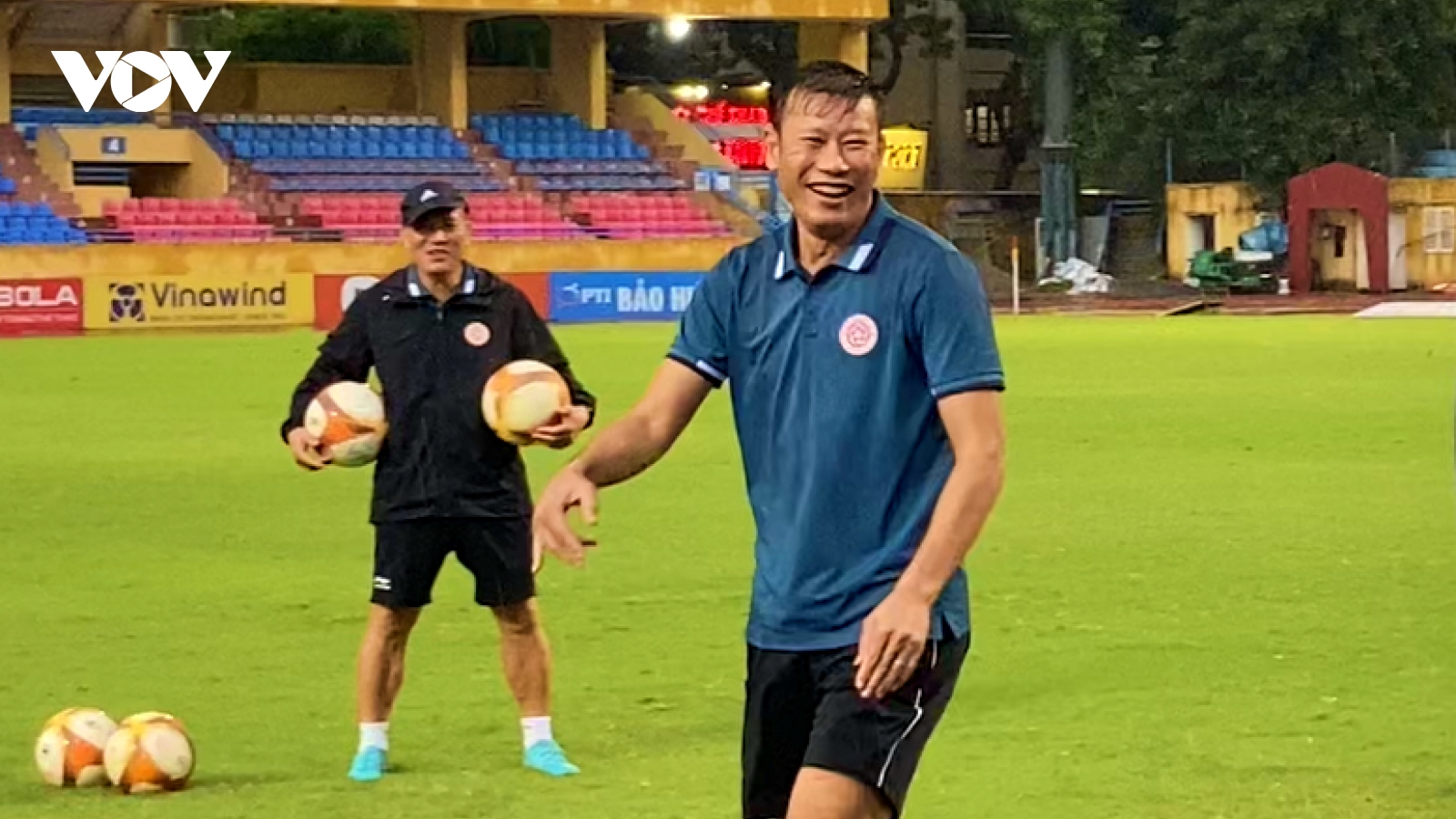 HLV Bảo Khanh bị "hầm" đá ma ngày Viettel FC đội mưa tập chờ đấu Hà Nội FC