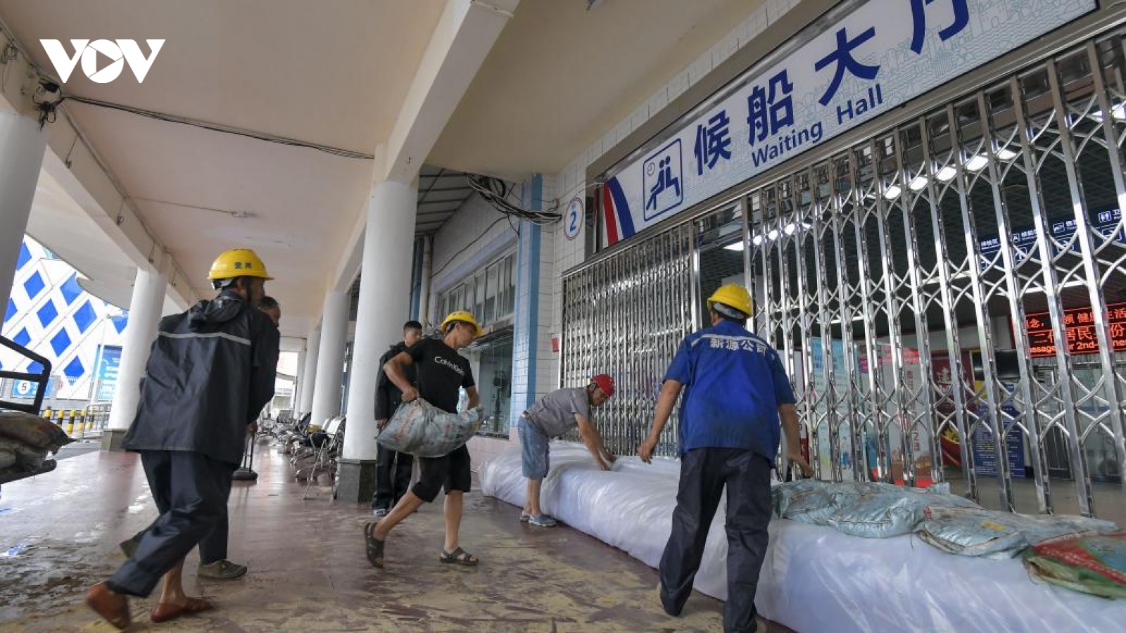 Trung Quốc nâng cảnh báo bão Talim lên mức gần cao nhất