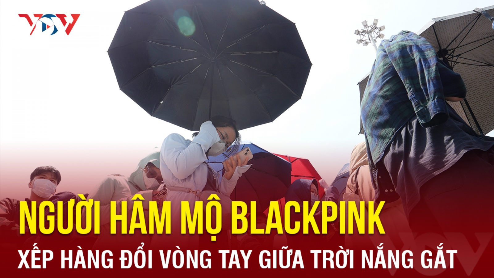 Người hâm mộ xếp hàng đổi vòng tay BlackPink giữa trời nắng gắt