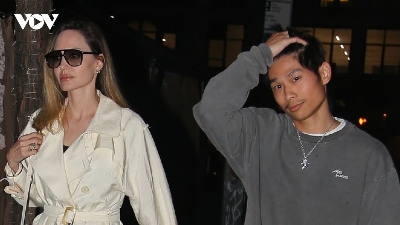 Angelina Jolie rạng rỡ đi ăn tối cùng các con sau khi hòa giải với Brad Pitt