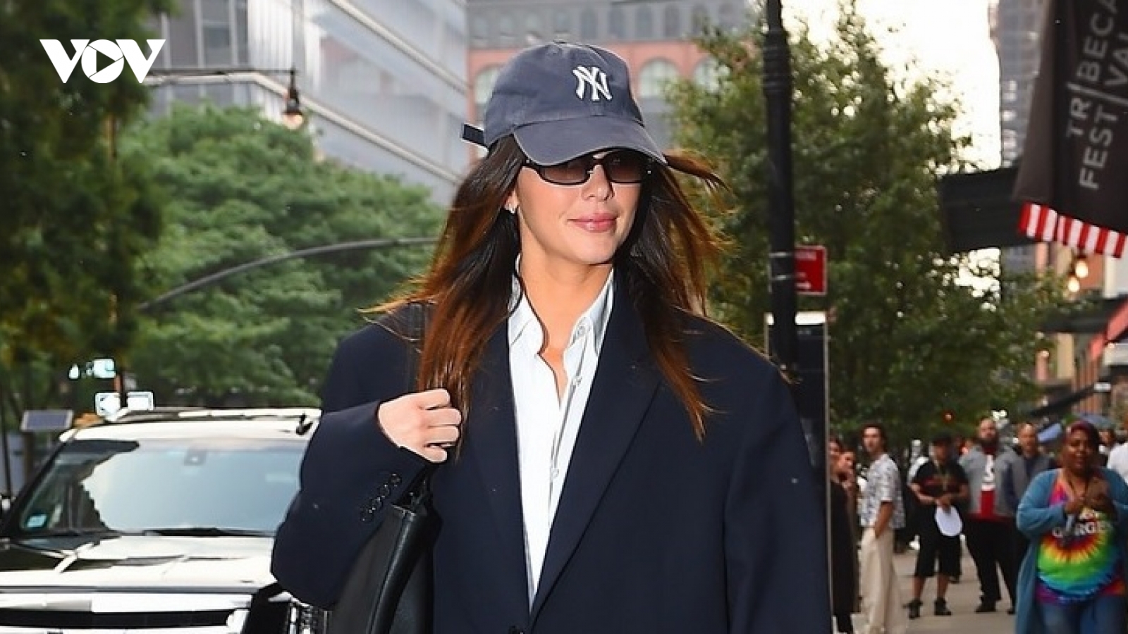 Kendall Jenner lên đồ độc lạ với mốt "giấu quần" chuẩn fashionista ra phố