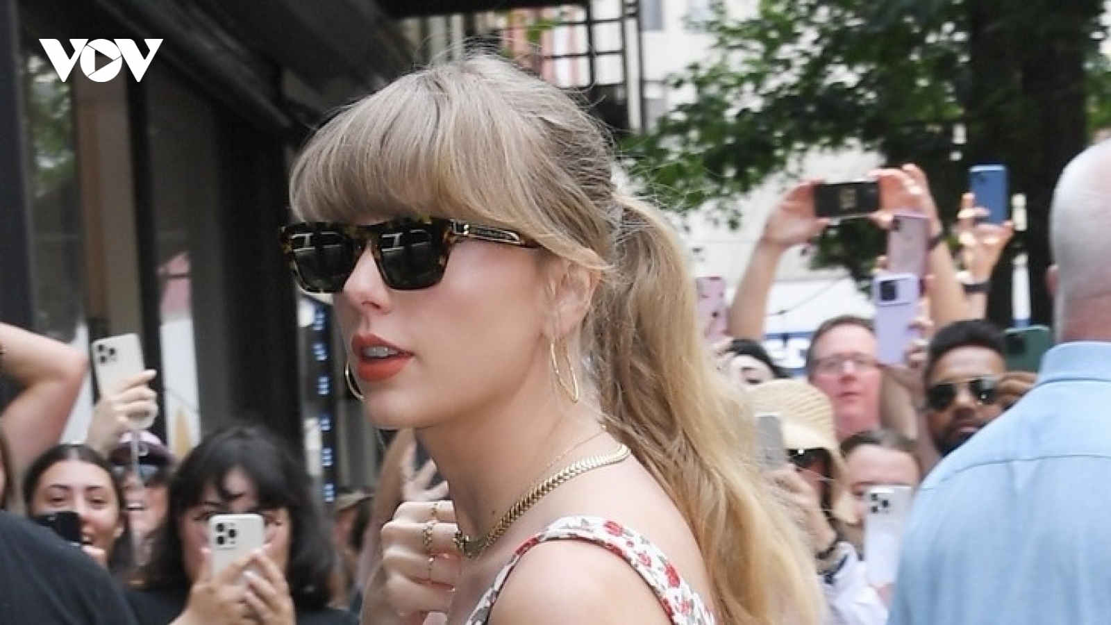 Taylor Swift đẹp hút hồn trên đường phố New York
