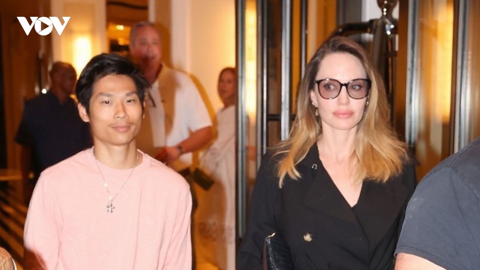 Angelina Jolie thanh lịch xuống phố cùng con trai nuôi gốc Việt
