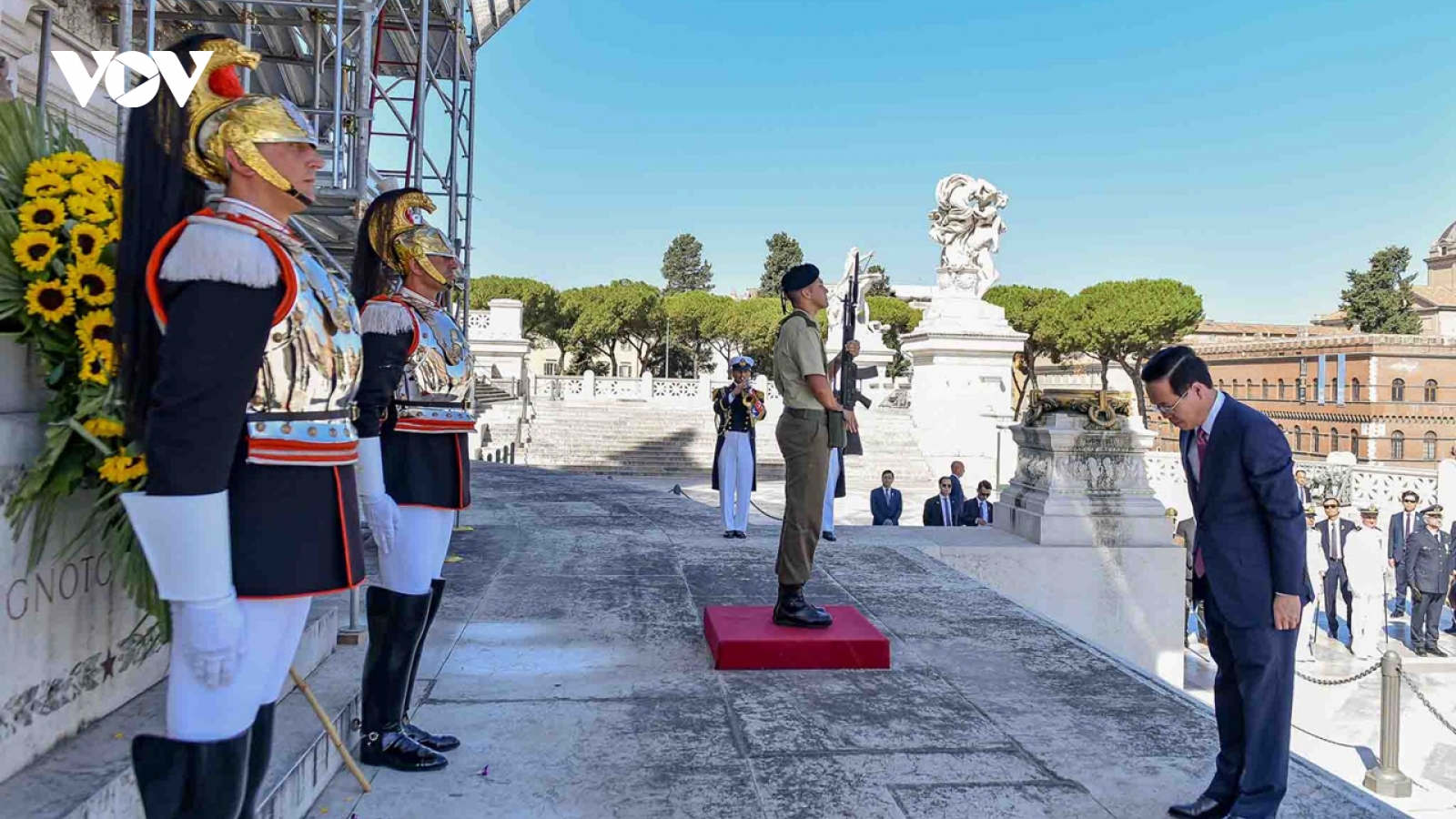 Chủ tịch nước Võ Văn Thưởng đặt vòng hoa tại Đài Tổ quốc Thủ đô Rome