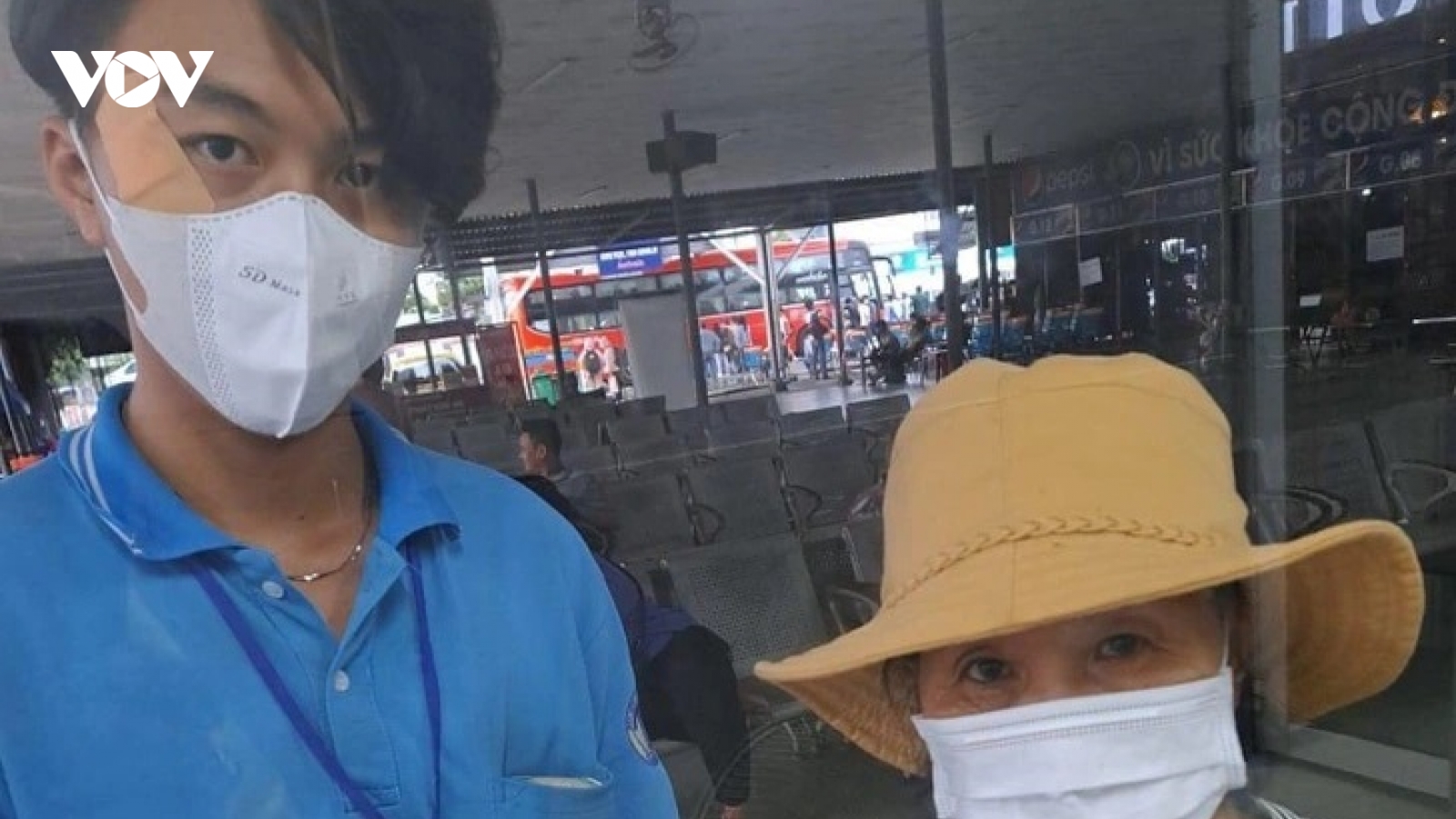 Nhân viên xe buýt bán hộ vé số cho bà cụ để quên