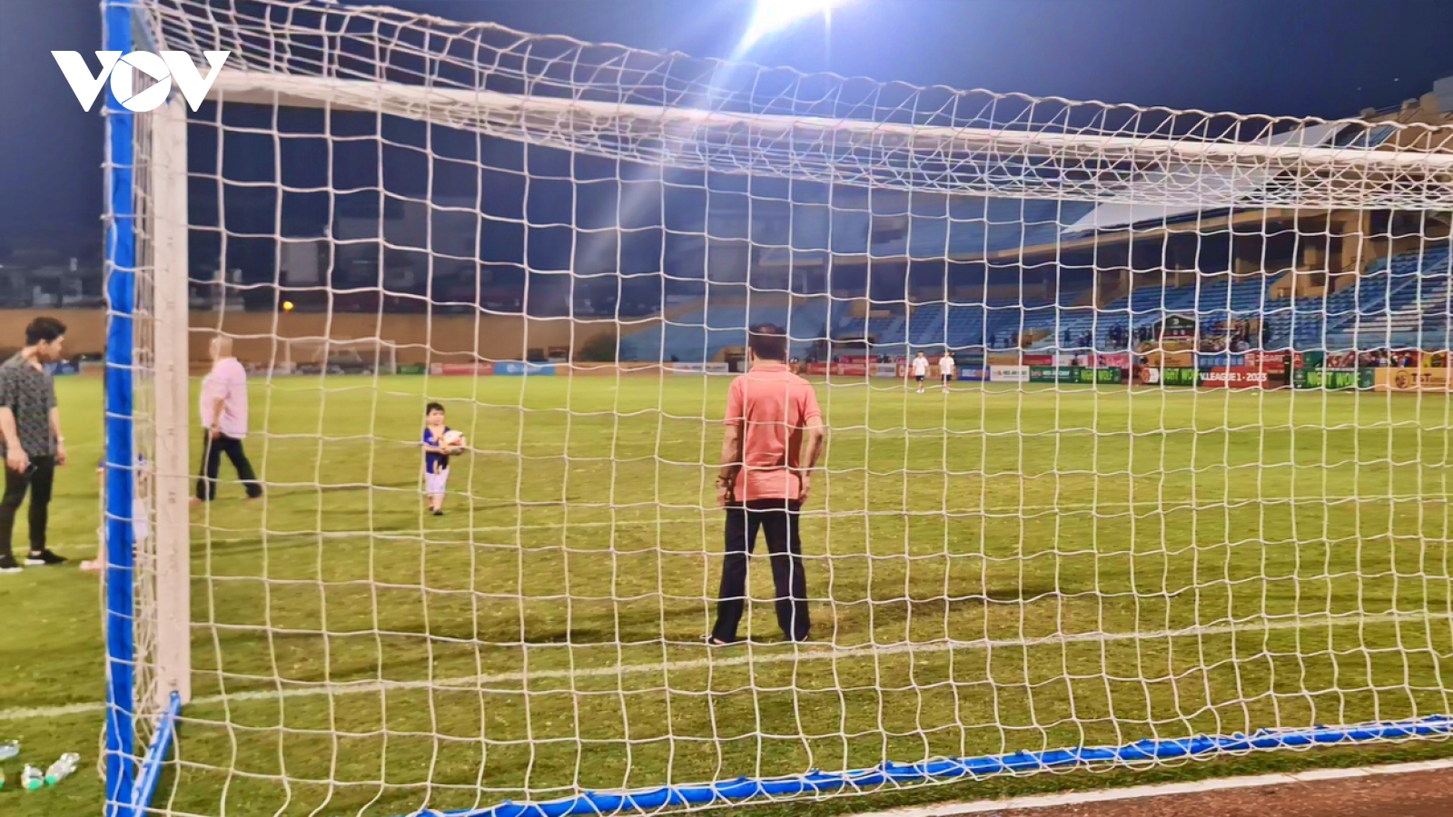 Bầu Hiển "sắm vai thủ môn" sau trận Hà Nội FC 0-1 SLNA