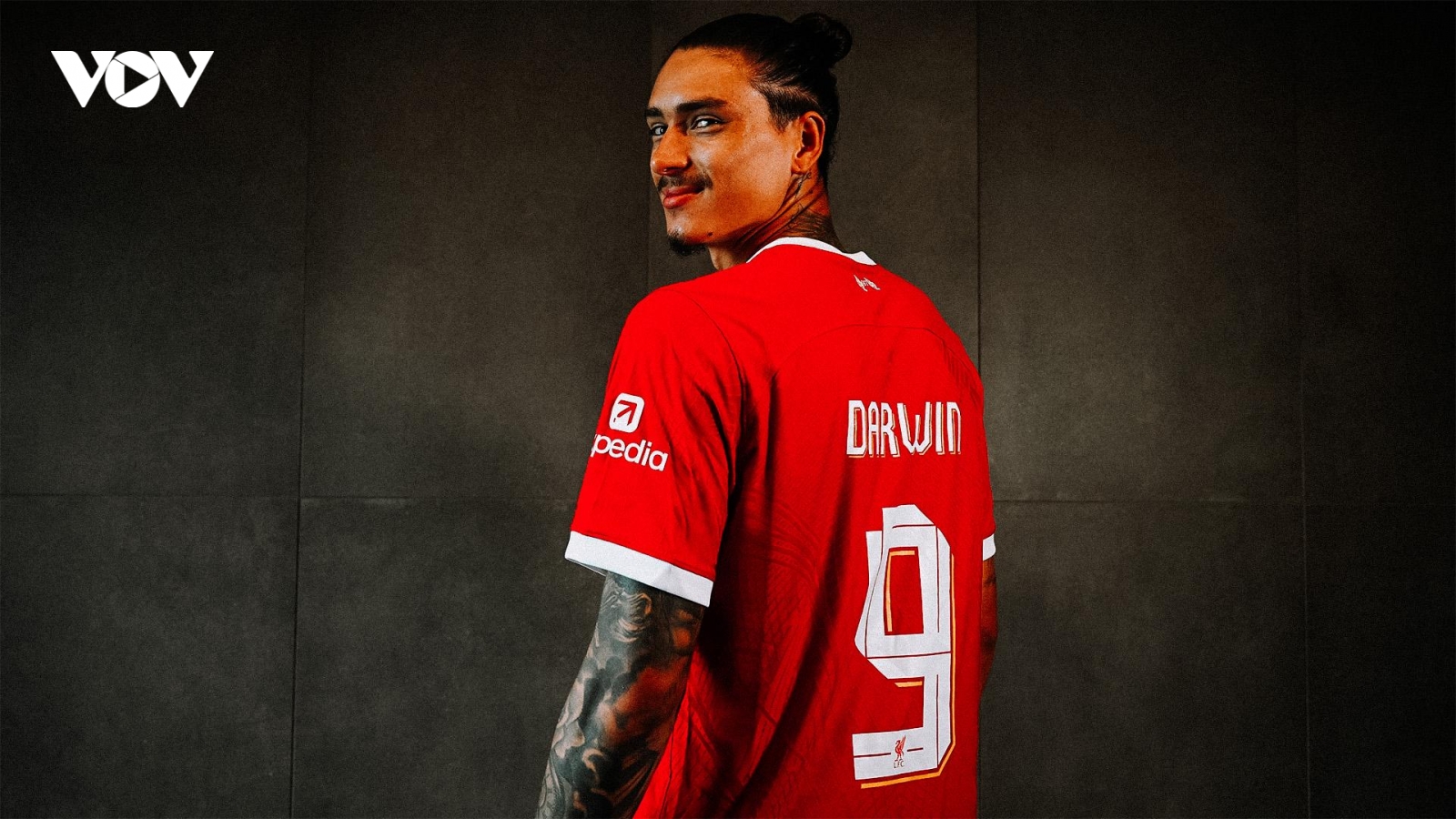 Biếm họa 24h: Darwin Nunez thừa kế số áo một thời của Andy Carroll