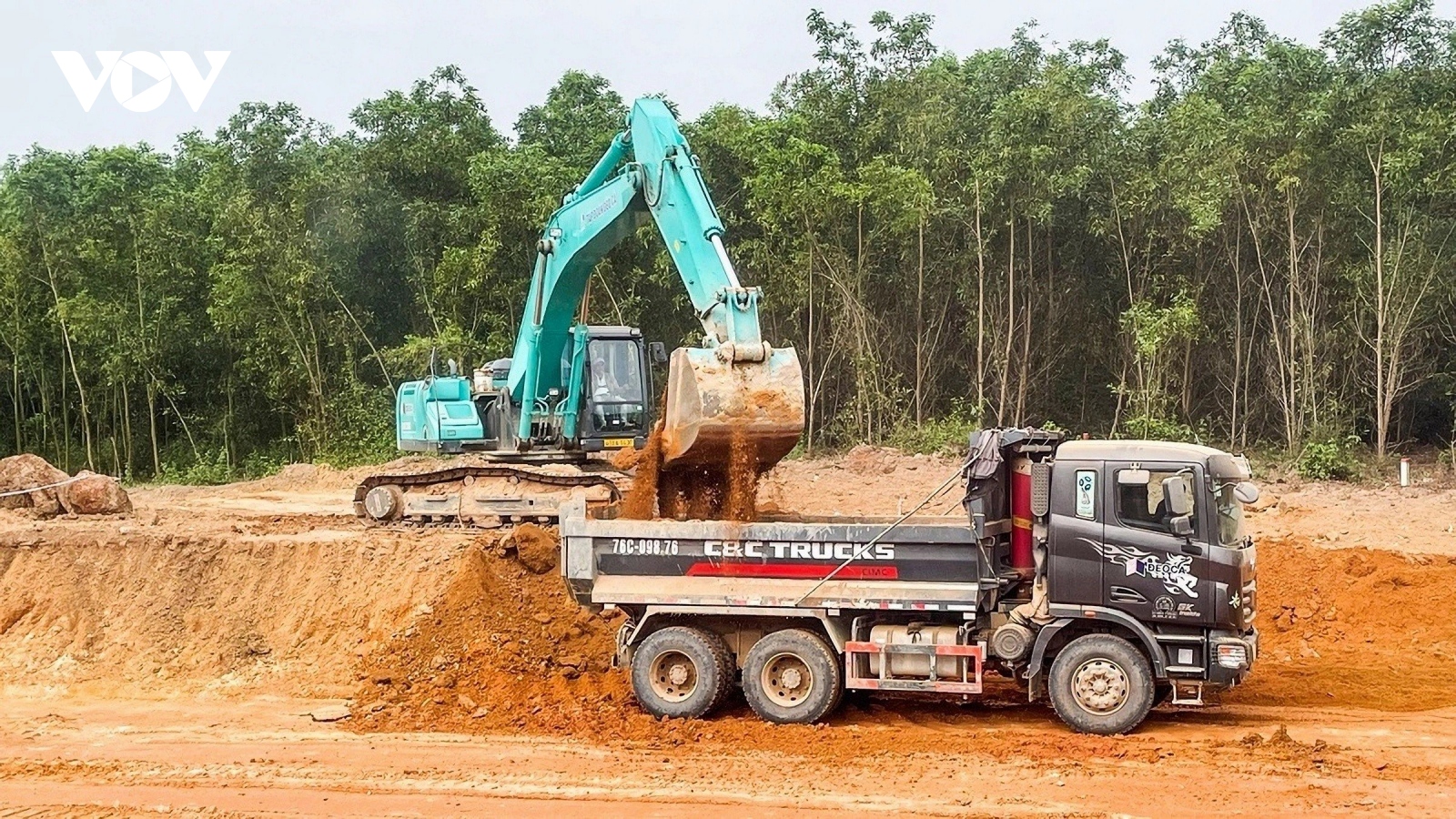 Thiếu vật liệu cao tốc Bắc-Nam: Đẩy tiến độ cấp mỏ, dùng cát biển thay thế