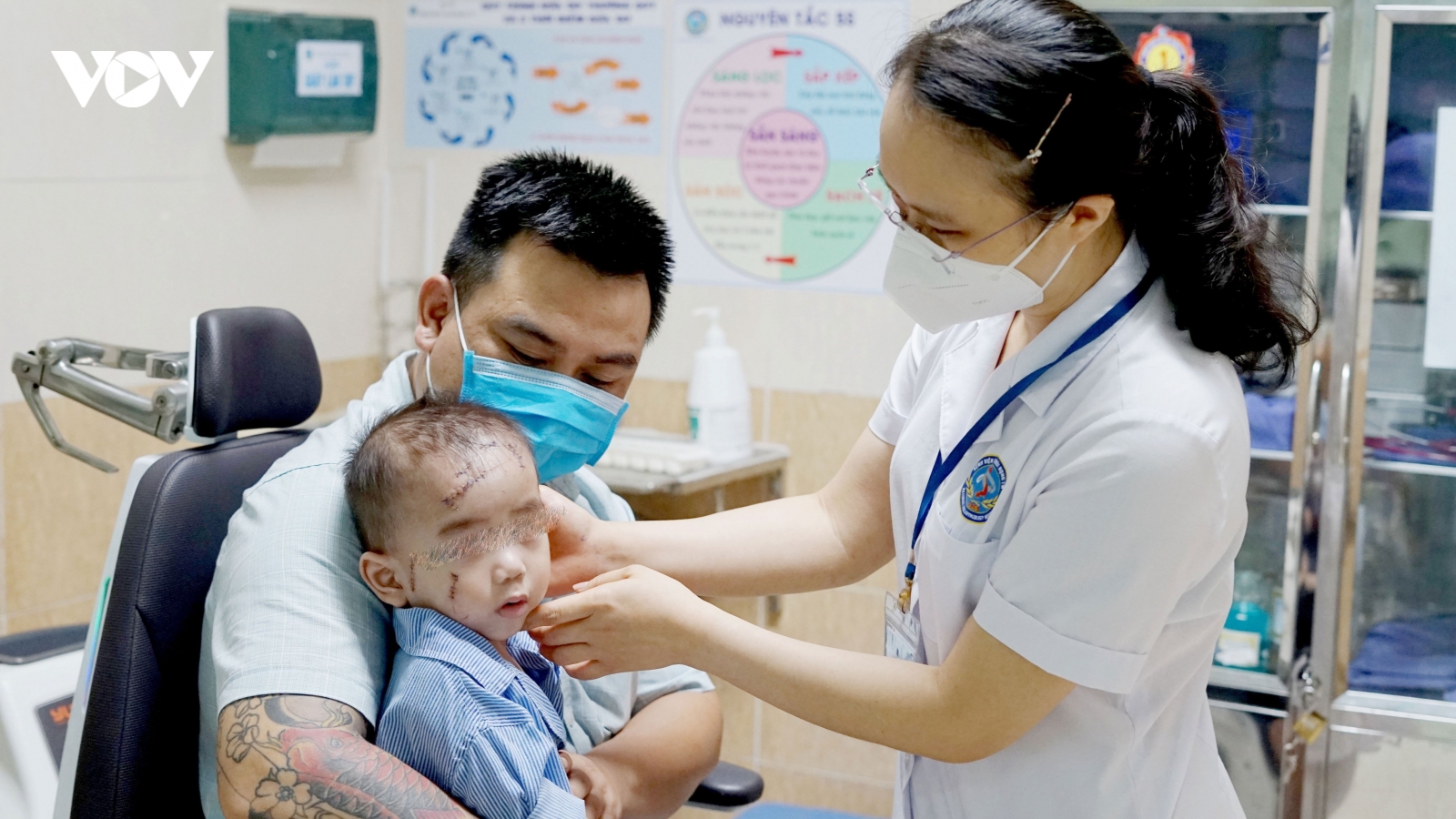 Cấp cứu bé trai tổn thương vùng mặt do ngã vào mảnh vỡ thủy tinh