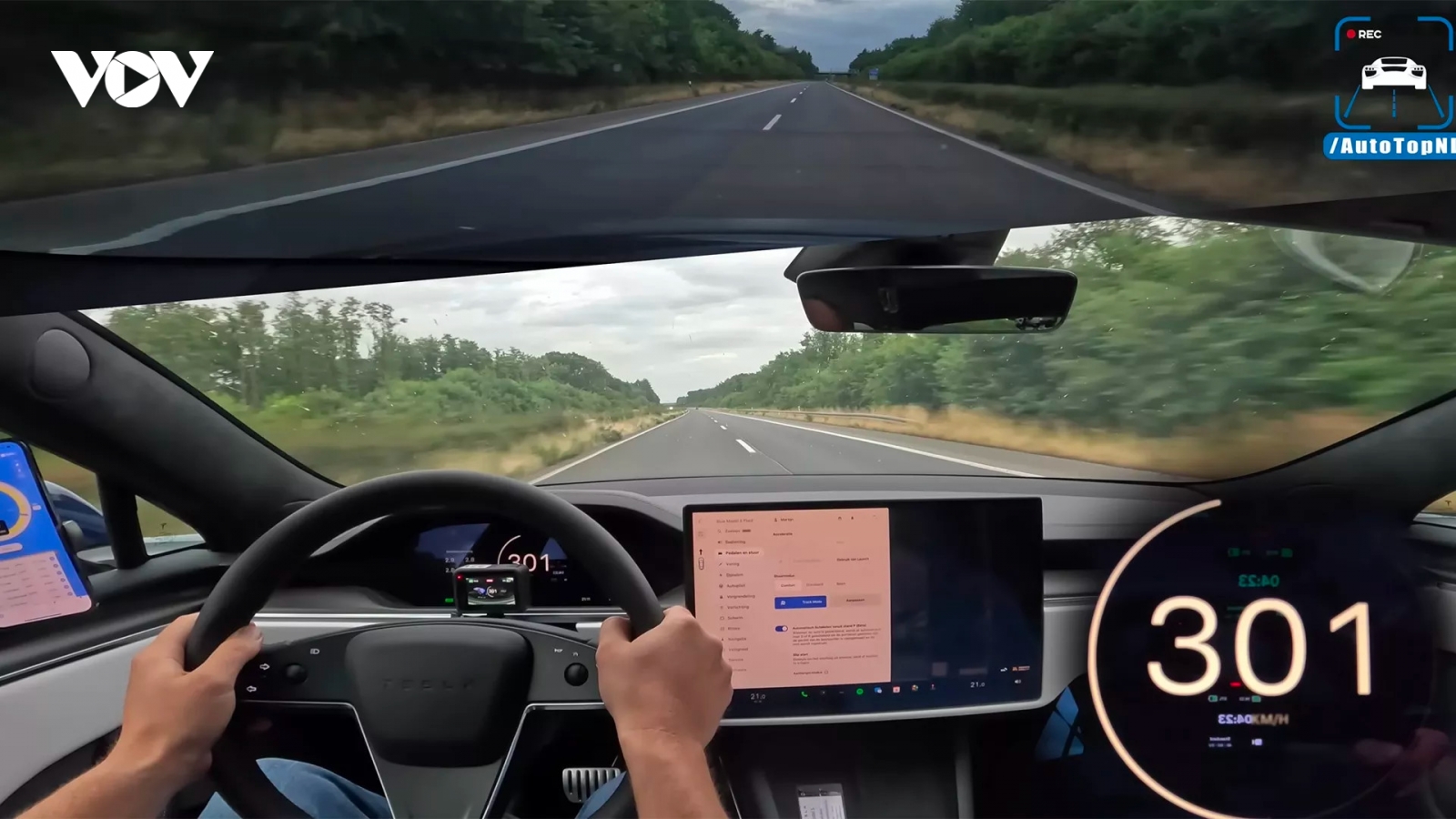 Tesla Model S Plaid có thể đạt tốc độ tối đa lên đến 320 km/giờ
