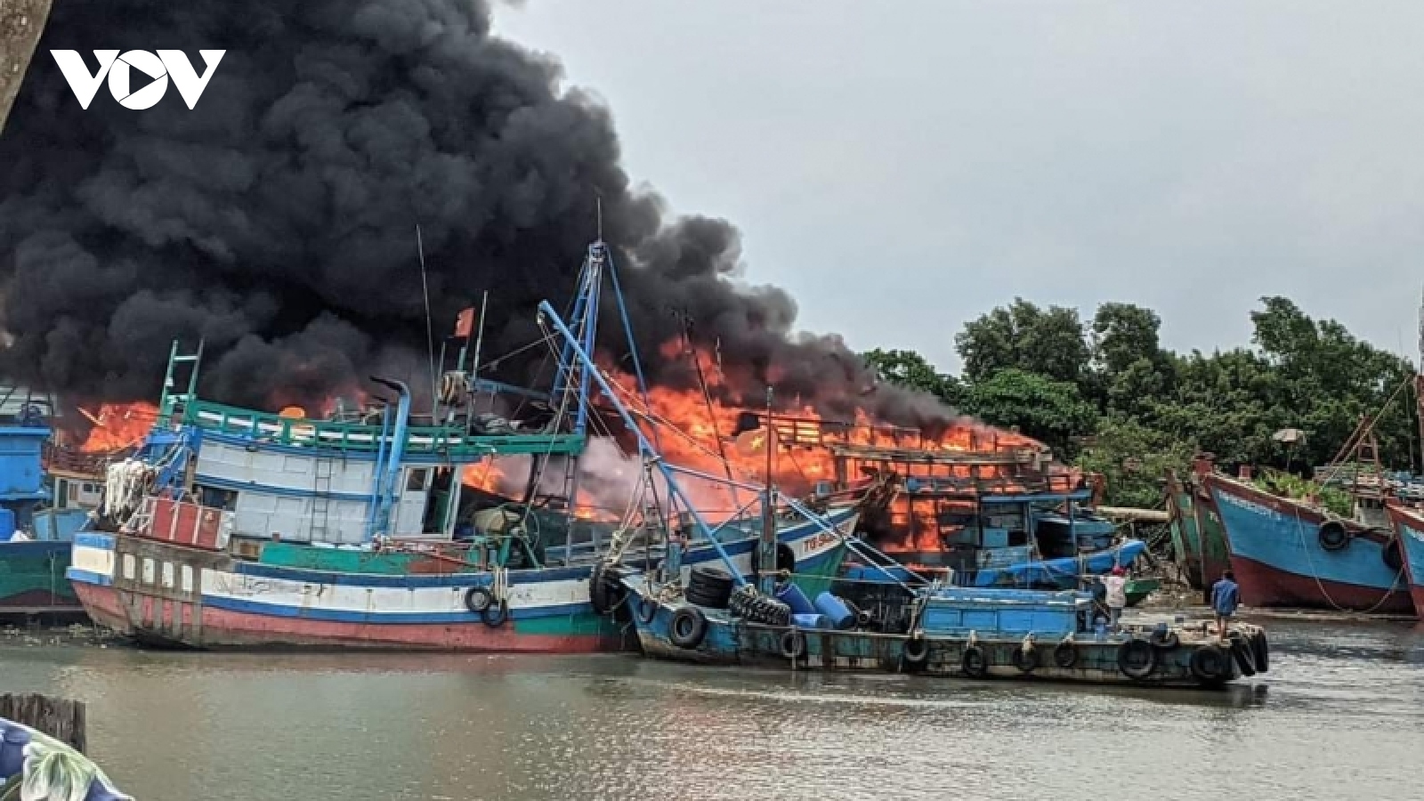 Nhiều tàu cá tại Tiền Giang bị cháy ở khu neo đậu tập trung.