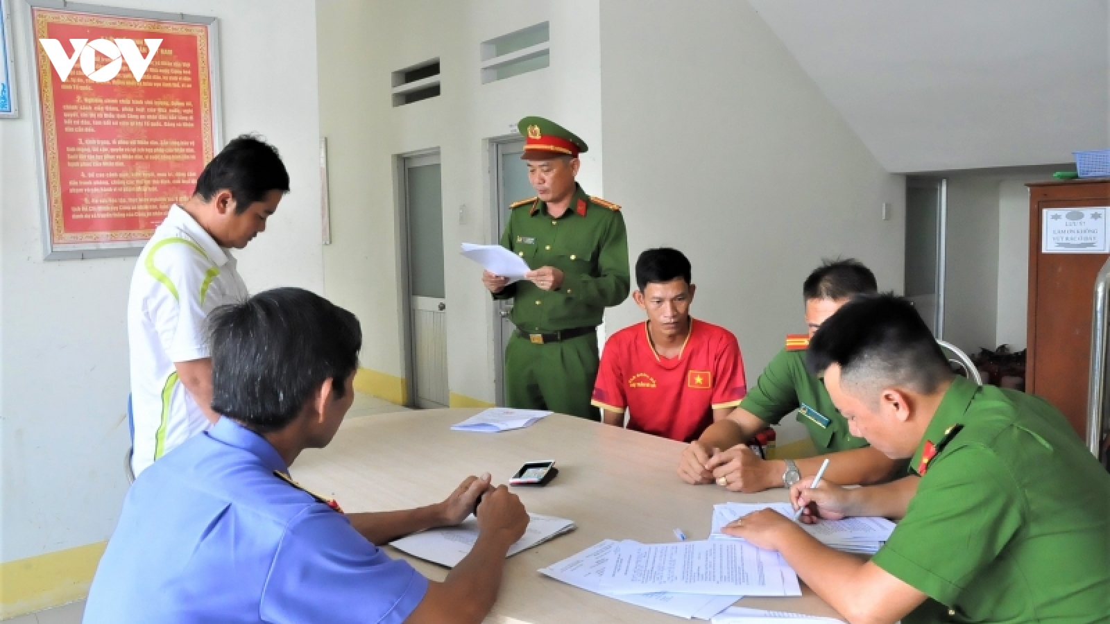 Nhân viên thu hồi công nợ chiếm đoạt tiền của công ty
