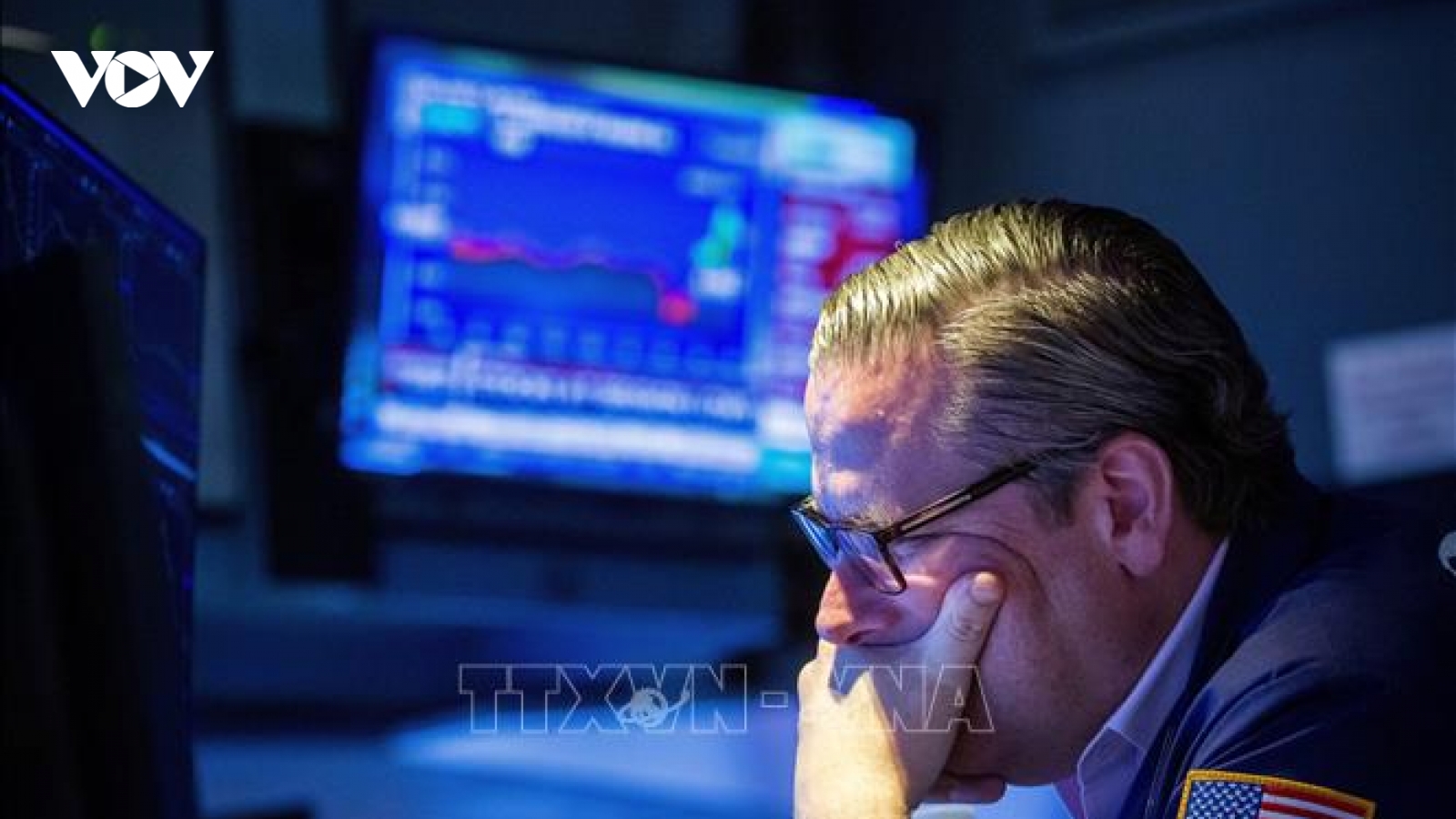 Thị trường thế giới biến động sau quyết định tăng lãi suất của ECB và FED