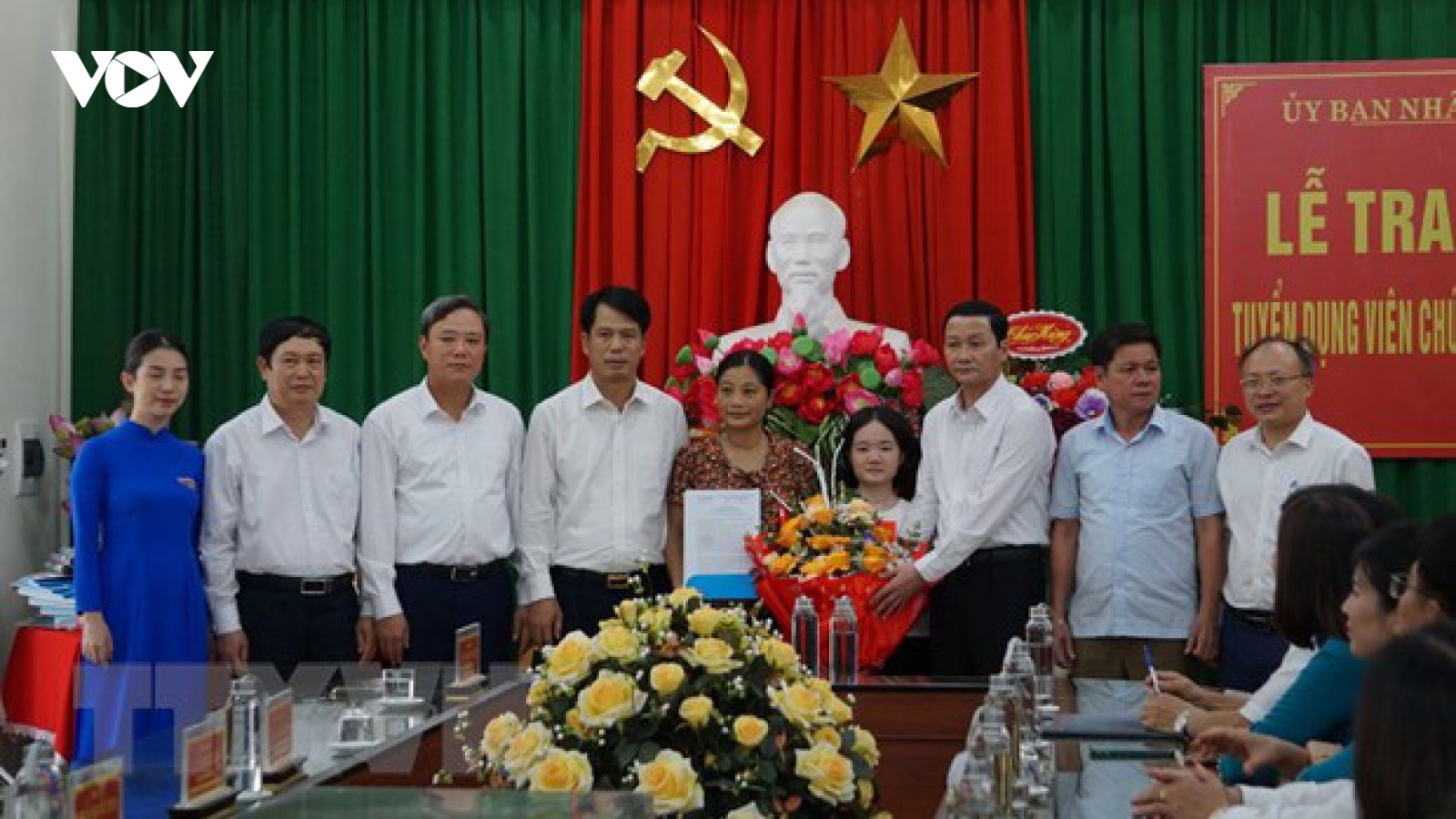 Cô gái không tay được tuyển dụng đặc cách làm giáo viên tiếng Anh