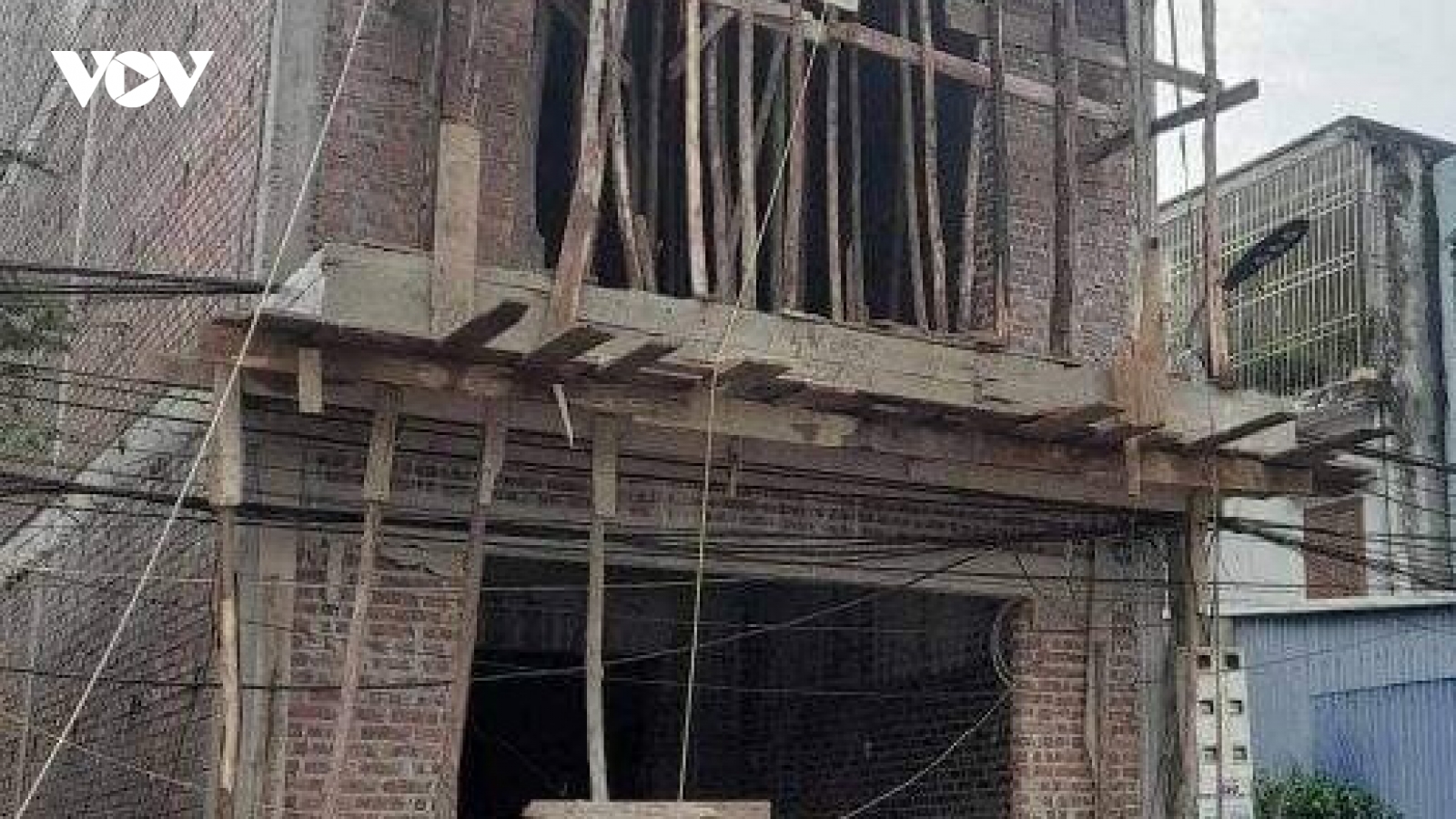 3 thợ xây bị điện giật khi đang xây dựng công trình, 1 người tử vong