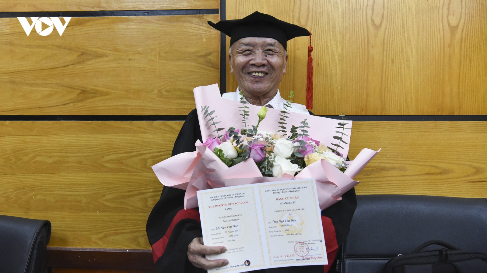Sinh viên 78 tuổi xúc động nhận bằng cử nhân Luật