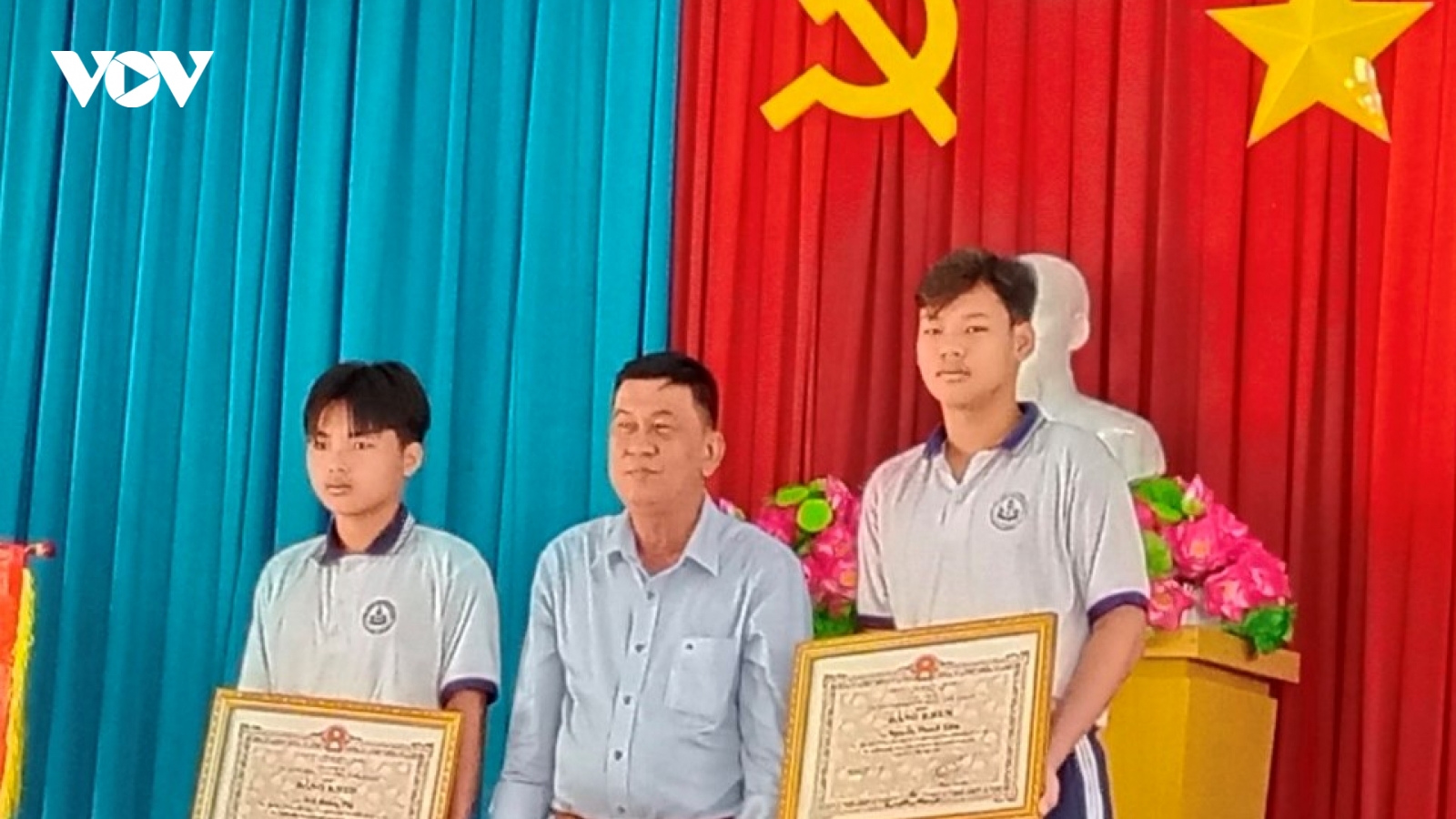 Tặng Bằng khen cho 2 học sinh dũng cảm cứu người