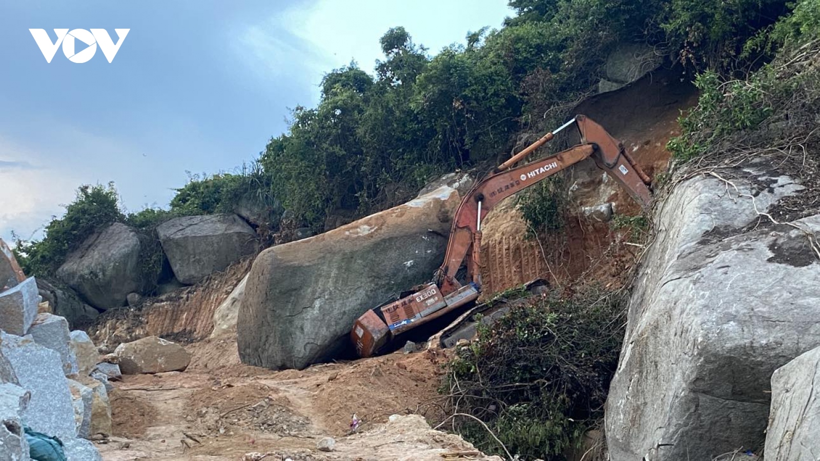 Một tài xế bị tảng đá lớn đè trúng, tử vong trong cabin