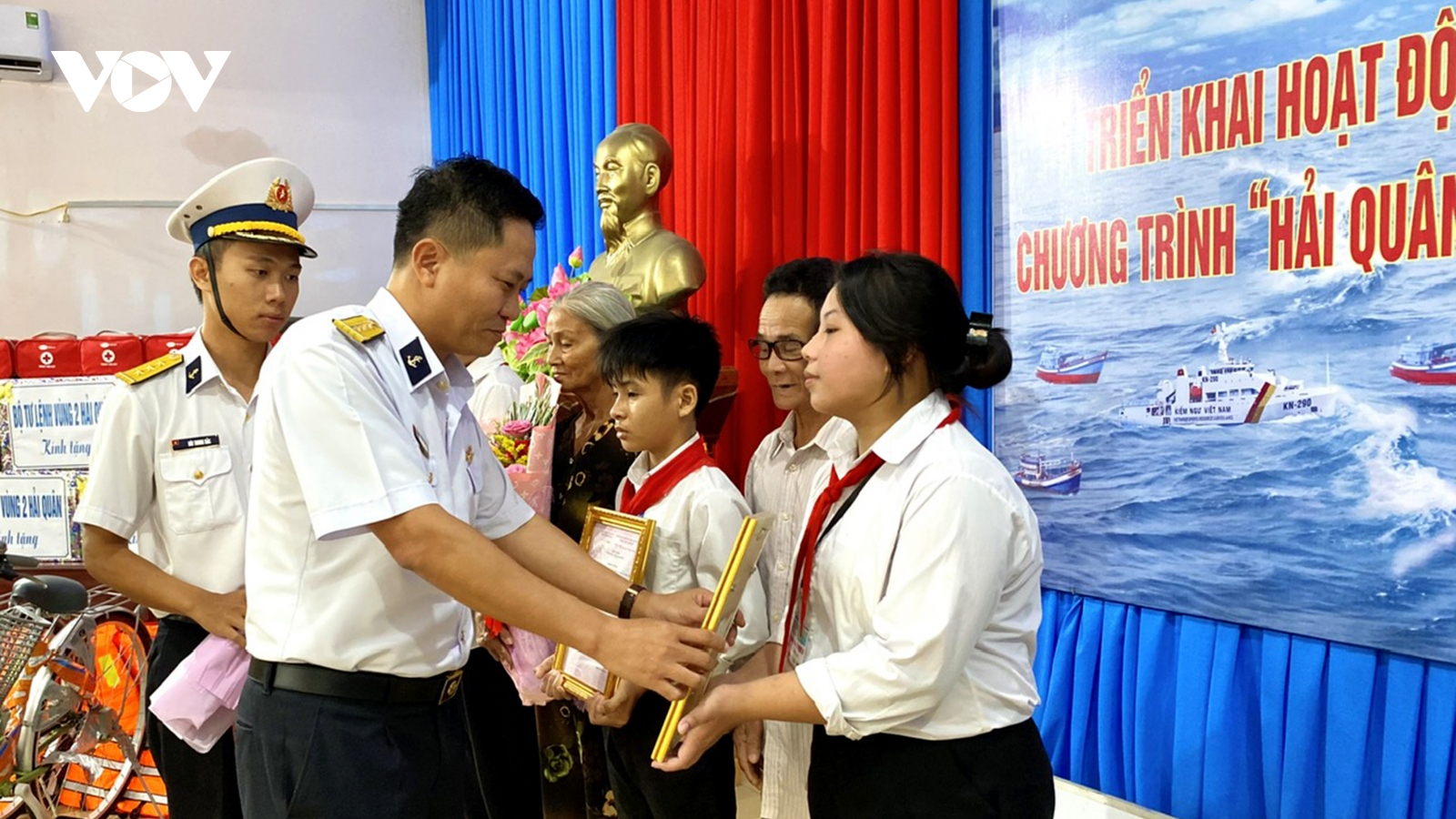 Vùng 2 Hải quân nhận đỡ đầu con ngư dân có hoàn cảnh khó khăn tại Trà Vinh