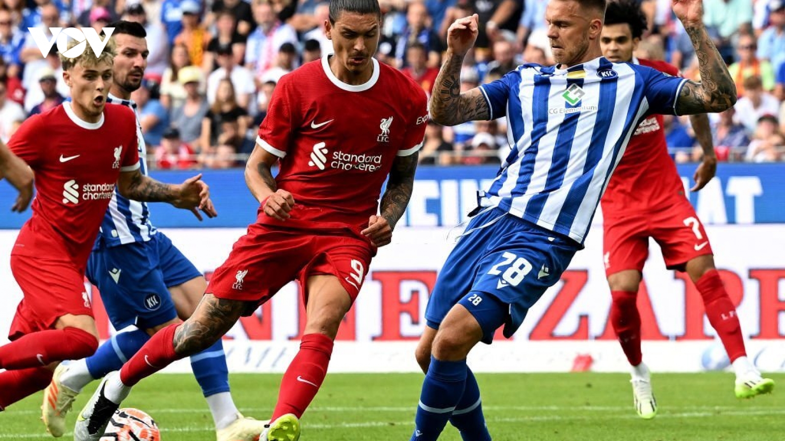 Darwin Nunez lập công, Liverpool “đè bẹp” Karlsruhe