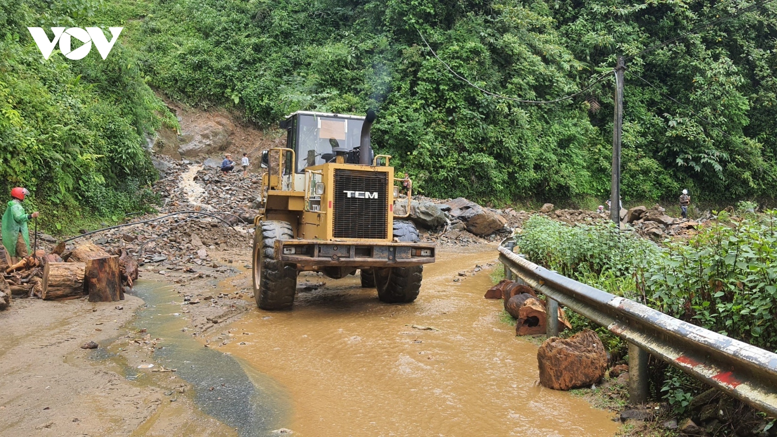 Sạt đất đá gây ách tắc trên Quốc lộ 32 đoạn qua Yên Bái