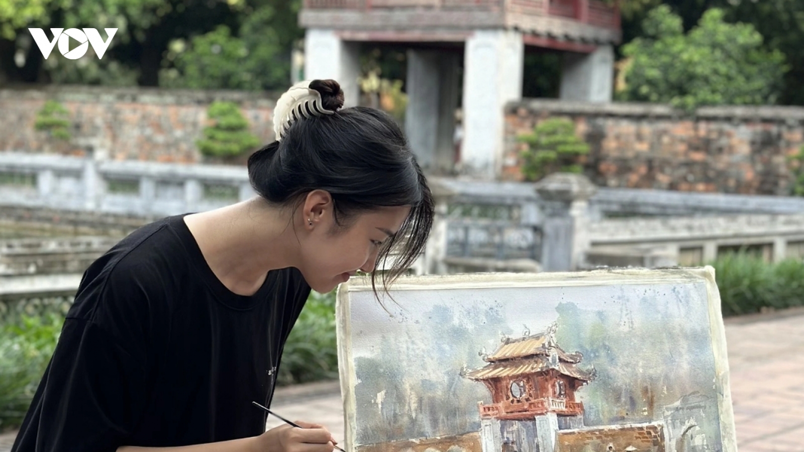 Họa sĩ Phan Anh Thư vẽ tranh xây trường nội trú cho trẻ em vùng núi Tây Nguyên