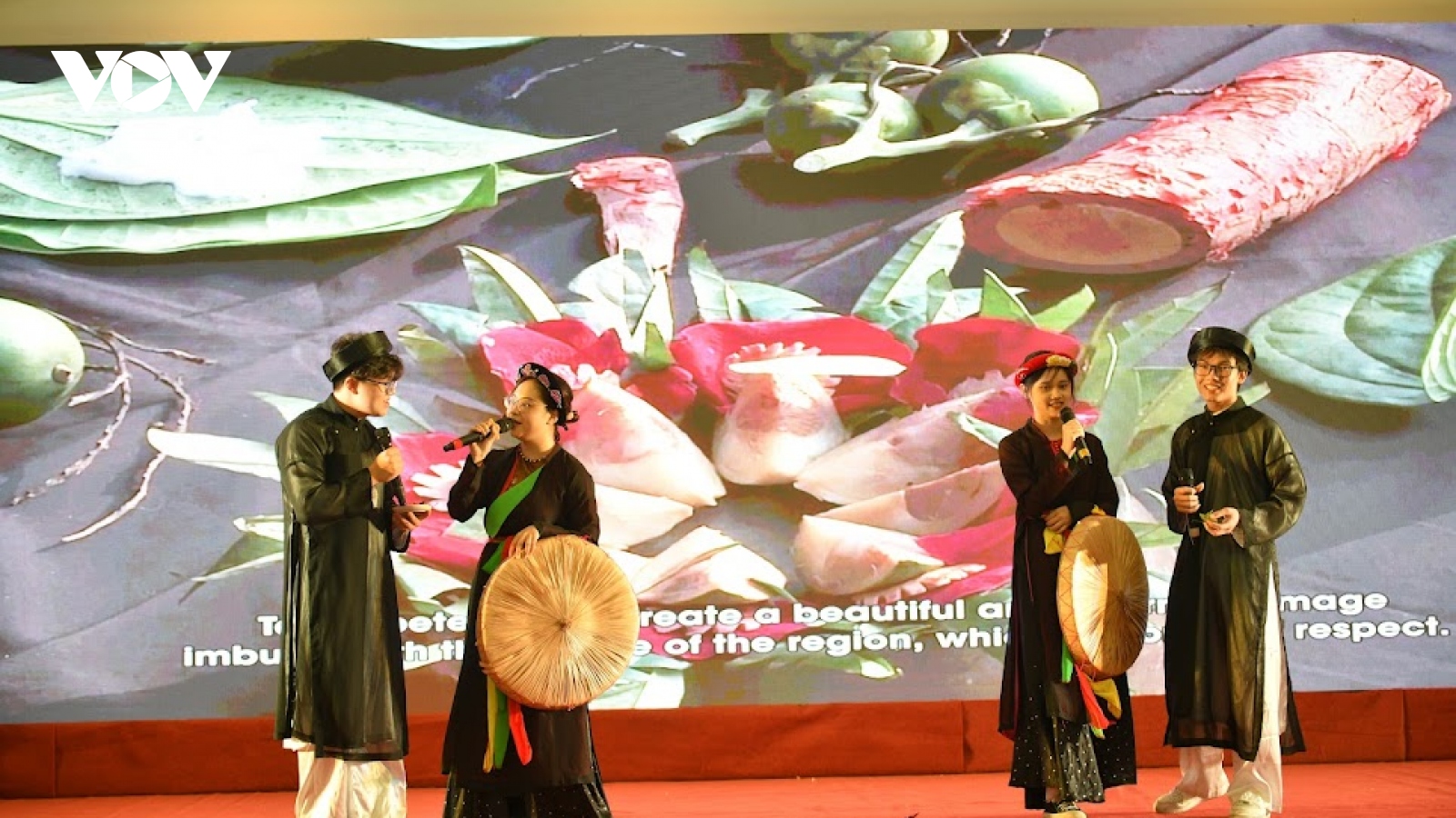 Sinh viên Việt Nam hát quan họ quảng bá văn hóa đến bạn bè quốc tế