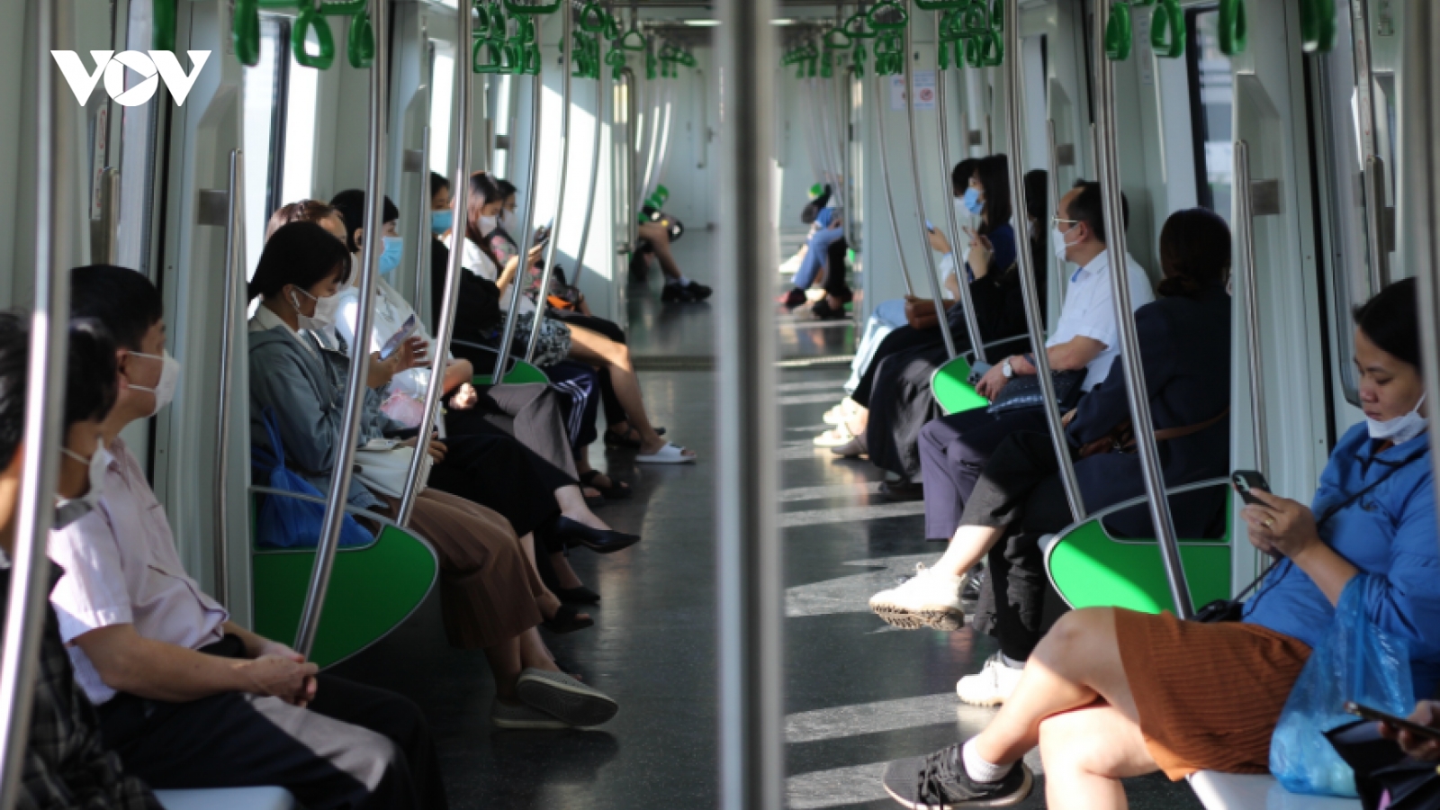 Người dân đổ xô đi xe buýt, tàu điện để "trốn" nắng, cơ hội lớn cho GTCC