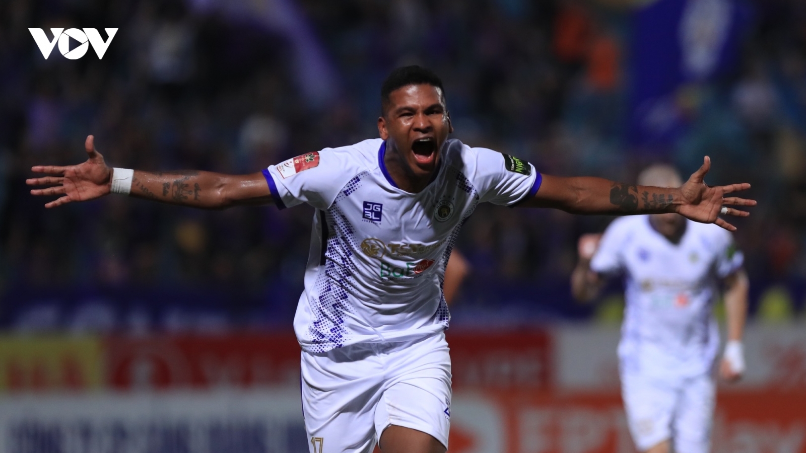 Tiền đạo Hà Nội FC "nhấn chìm" Bình Định bằng hat-trick vào lưới Đặng Văn Lâm