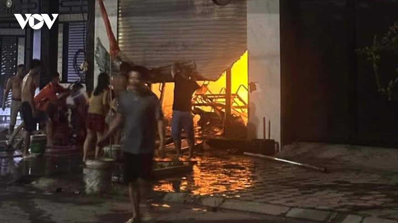 Nhà bốc cháy giữa đêm, 2 bà cháu tử vong