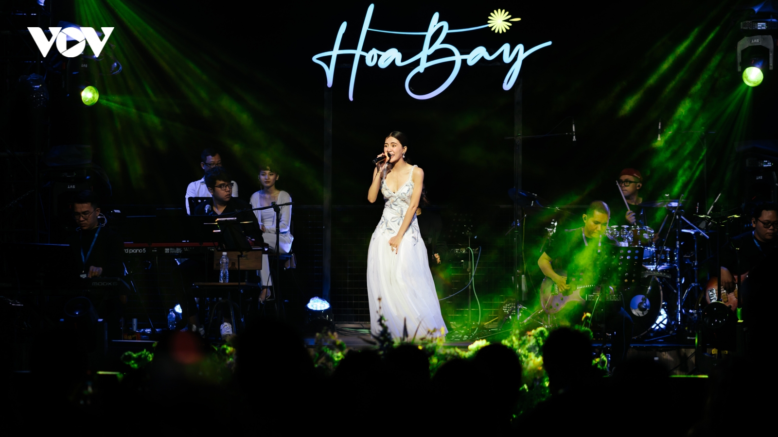 Hà Nhi "phiêu" trên sân khấu Hoa Bay