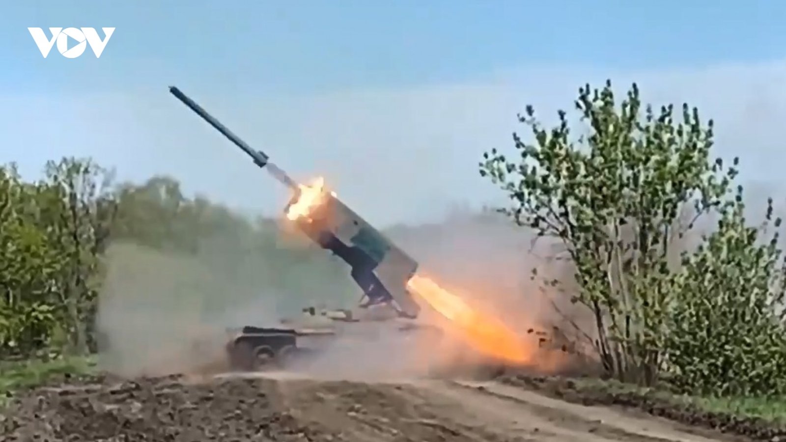 Hỏa thần nhiệt áp của Nga ẩn mình sau rặng cây, giội bão lửa lên mục tiêu Ukraine