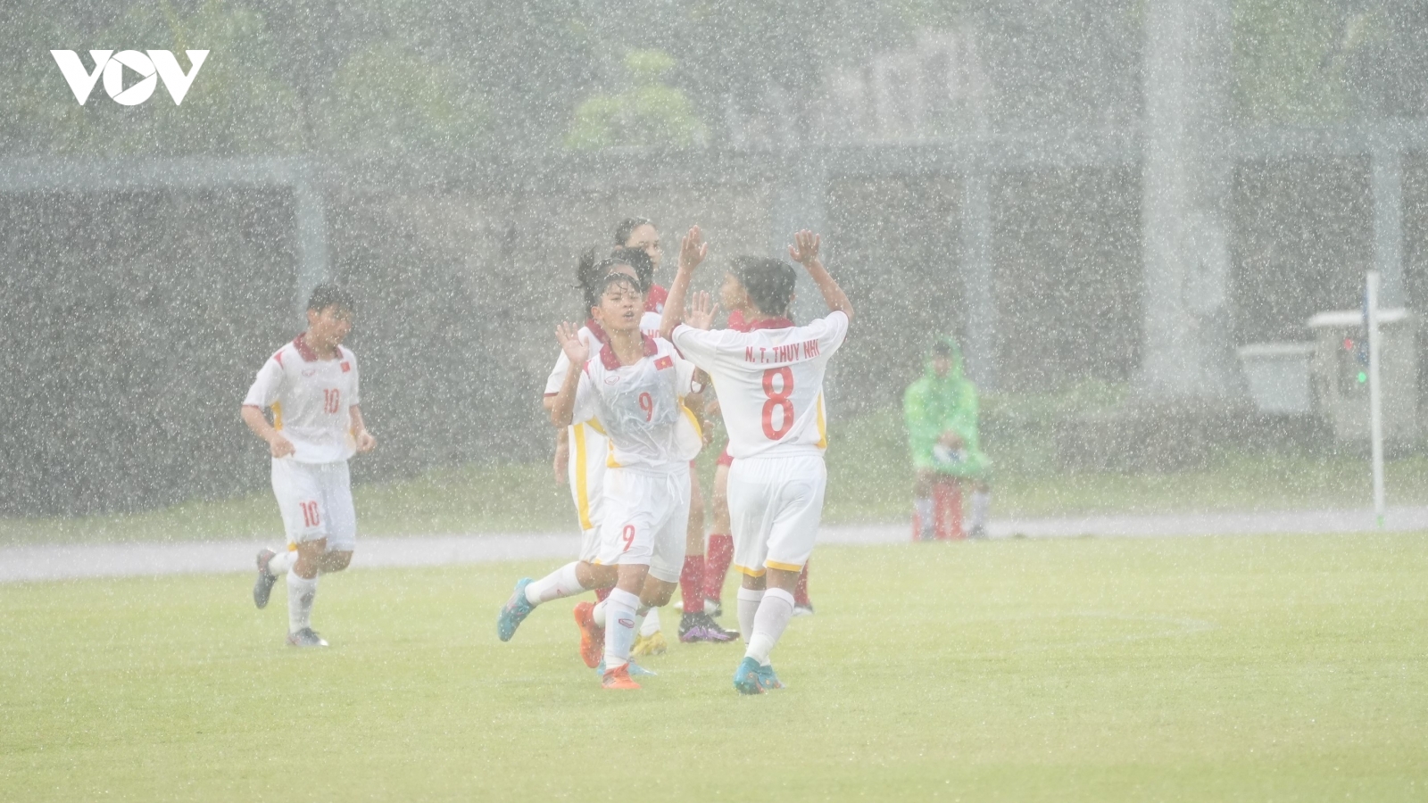 U19 nữ ĐNÁ: U19 nữ Việt Nam ra quân thuận lợi sau trận ''thủy chiến"