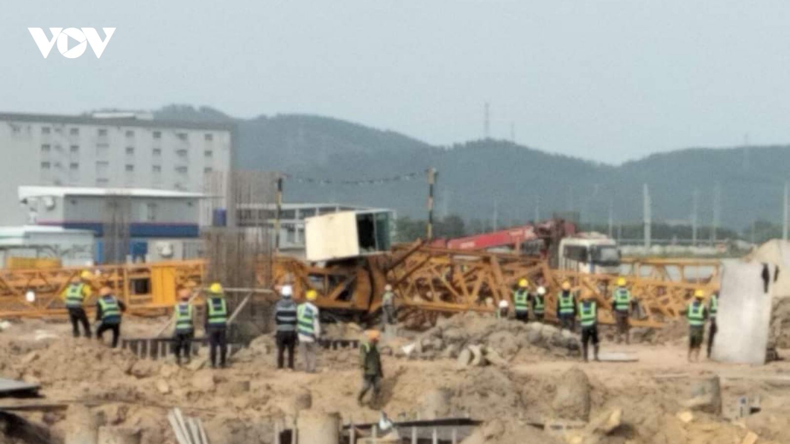 Sập cẩu tháp trong KCN ở Bắc Giang, 3 công nhân bị thương