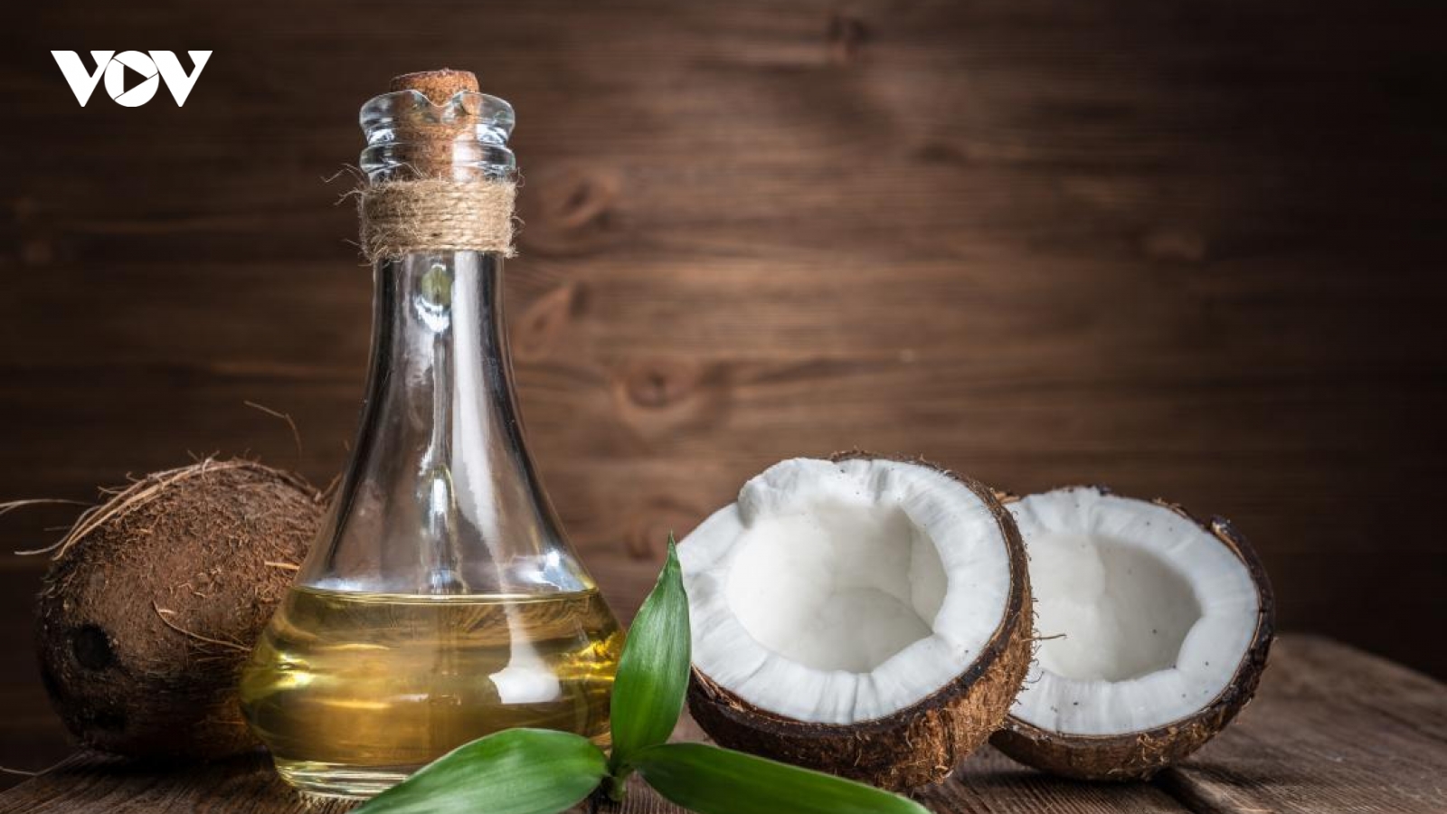 Làm đẹp bằng dầu dừa cô gái bị tổn thương mắt