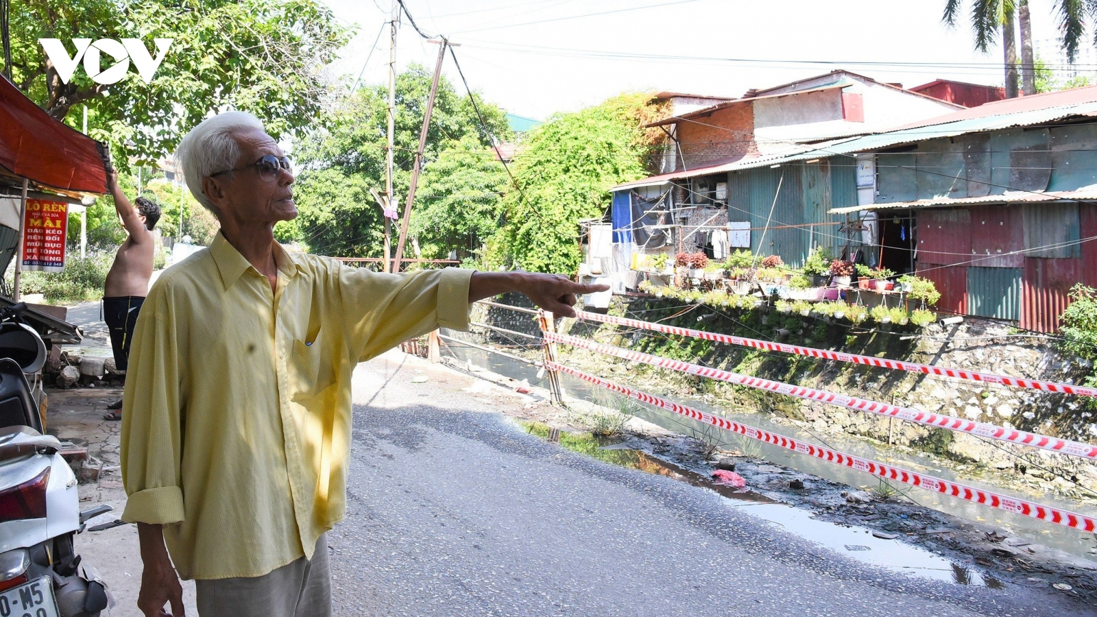 Lan can an toàn dọc bờ sông ở Hà Nội có cũng như không