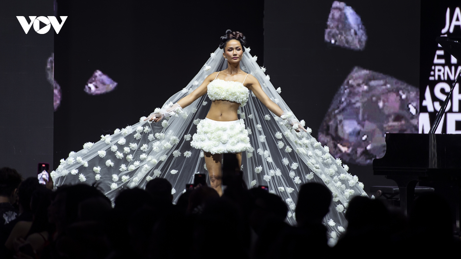 HH'Hen Niê mặc váy cưới “Crystalline" lên sàn runway sau nghi vấn kết hôn