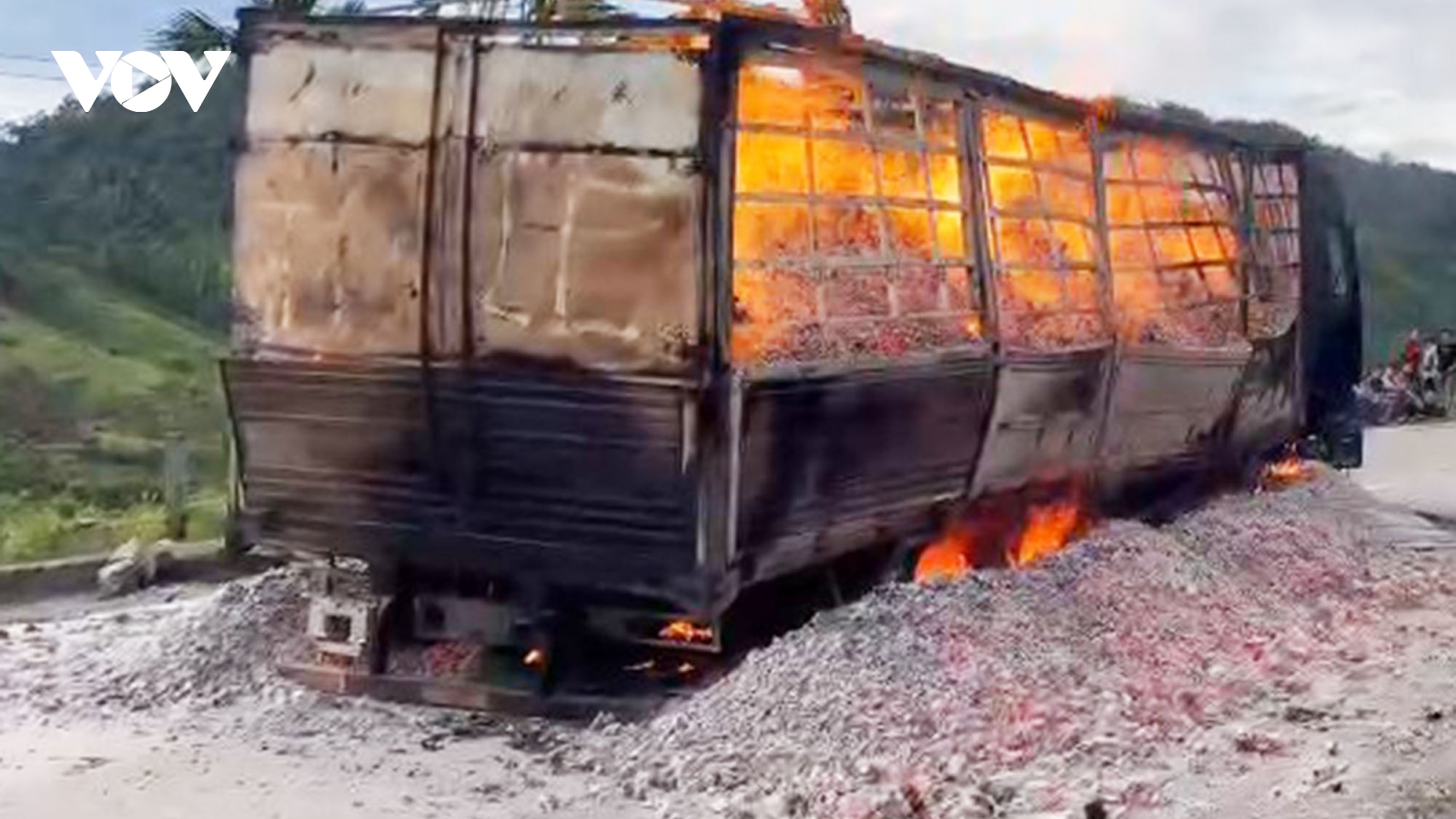 Xe tải chở than bốc cháy rừng rực trên đường Hồ Chí Minh
