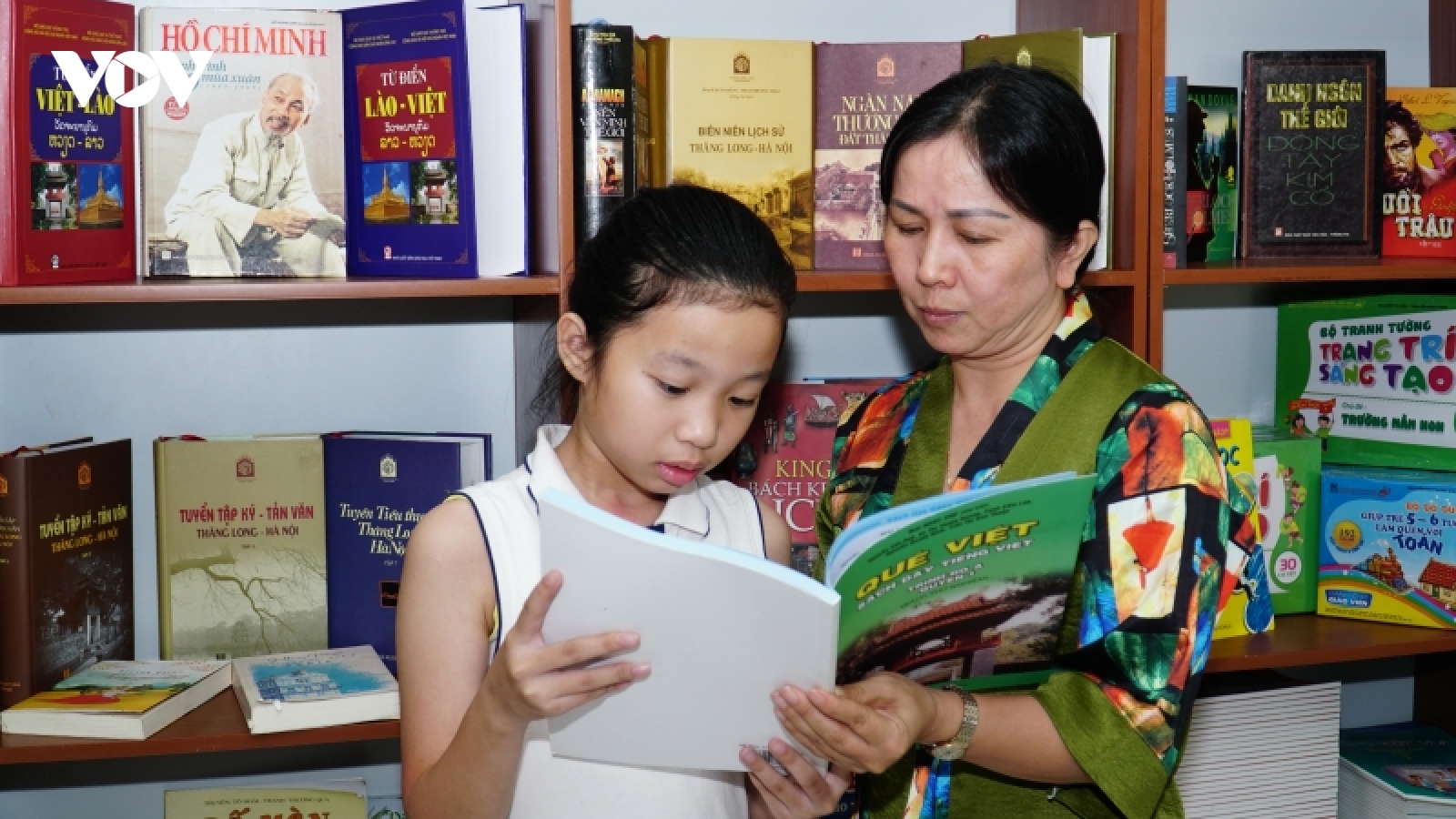 Giữ gìn bản sắc văn hóa tiếng Việt cho con em kiều bào tại Lào