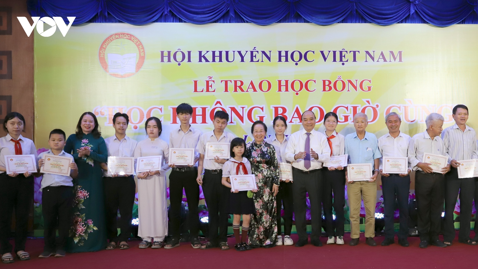 Phó Chủ tịch nước Võ Thị Ánh Xuân trao 250 học bổng “Học không bao giờ cùng”